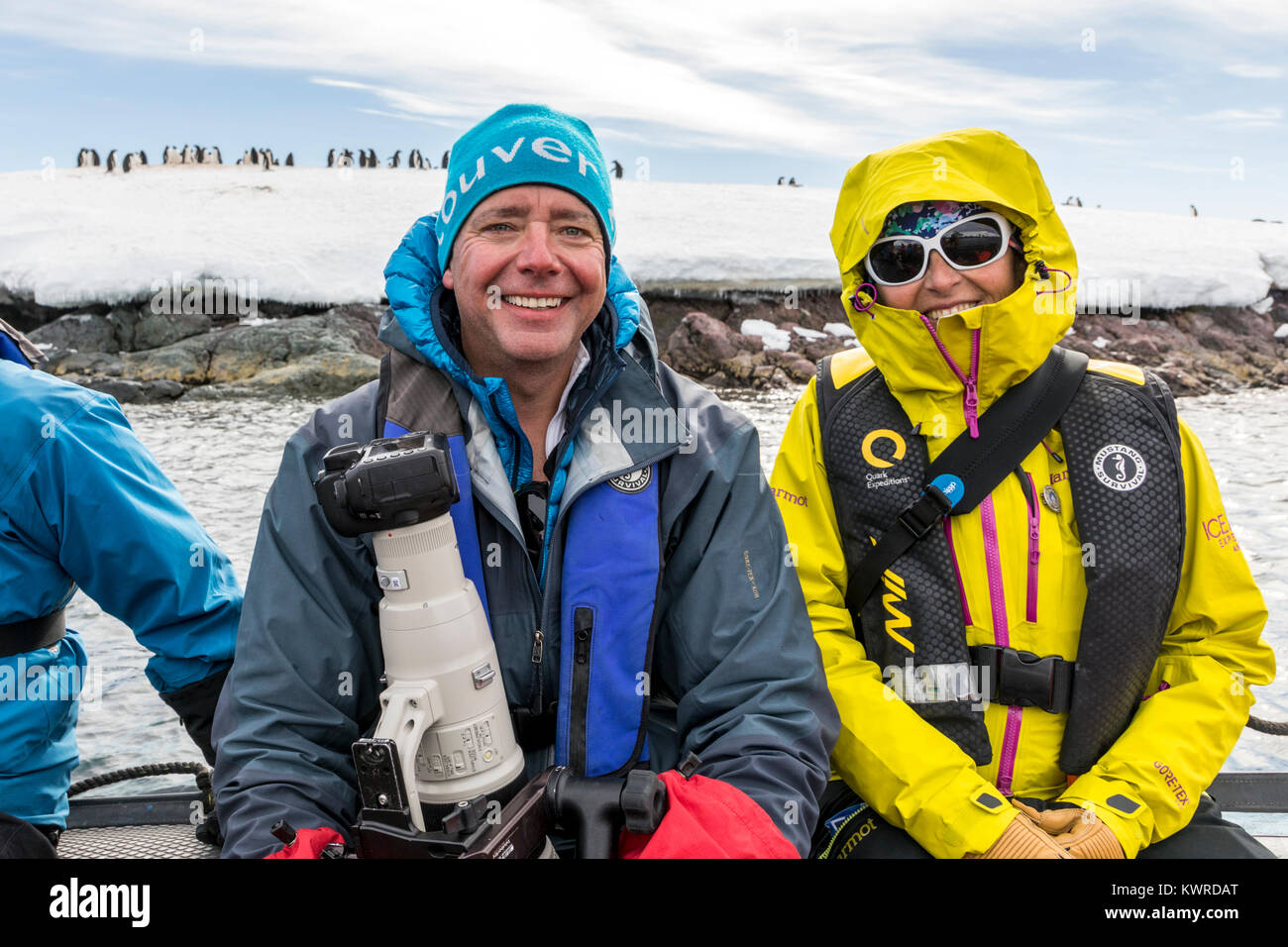 Les grands bateaux Zodiac gonflable alpinisme navette skieurs à l'Antarctique de l'océan des navires à passagers ; l'aventurier manchots au-delà Banque D'Images