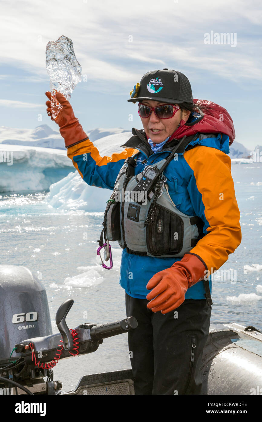 Dans l'équipage de l'expédition Zodiac détient des glaciers ; navette skieurs alpinisme Zodiacs à l'Antarctique de l'Oce des navires à passagers Banque D'Images