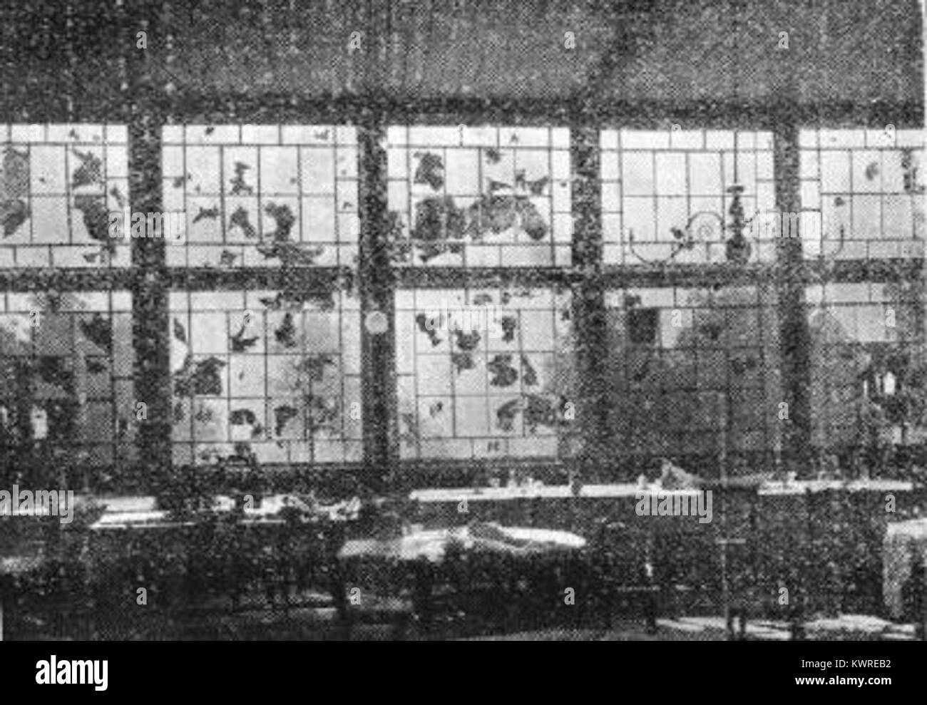 Ce titre d'image fait référence à des fenêtres brisées dans une prison allemande, documentant peut-être des dommages structurels ou du vandalisme dans un centre de détention, enregistré comme une observation historique. Banque D'Images