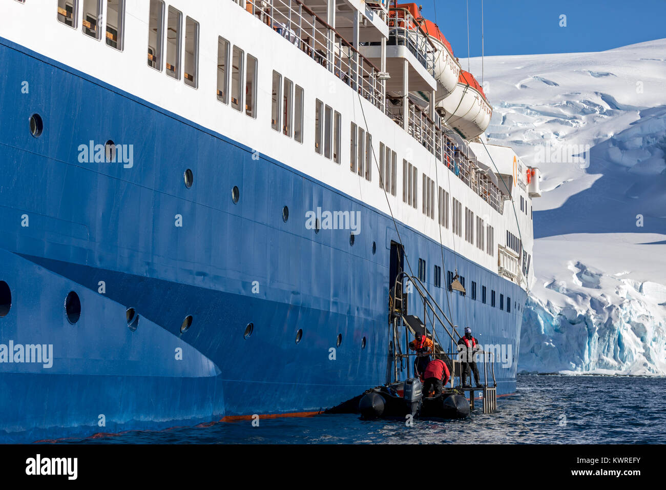 Les grands bateaux Zodiac gonflable alpinisme navette skieurs à l'Antarctique de l'océan des navires à passagers ; l'aventurier Île Nansen Banque D'Images