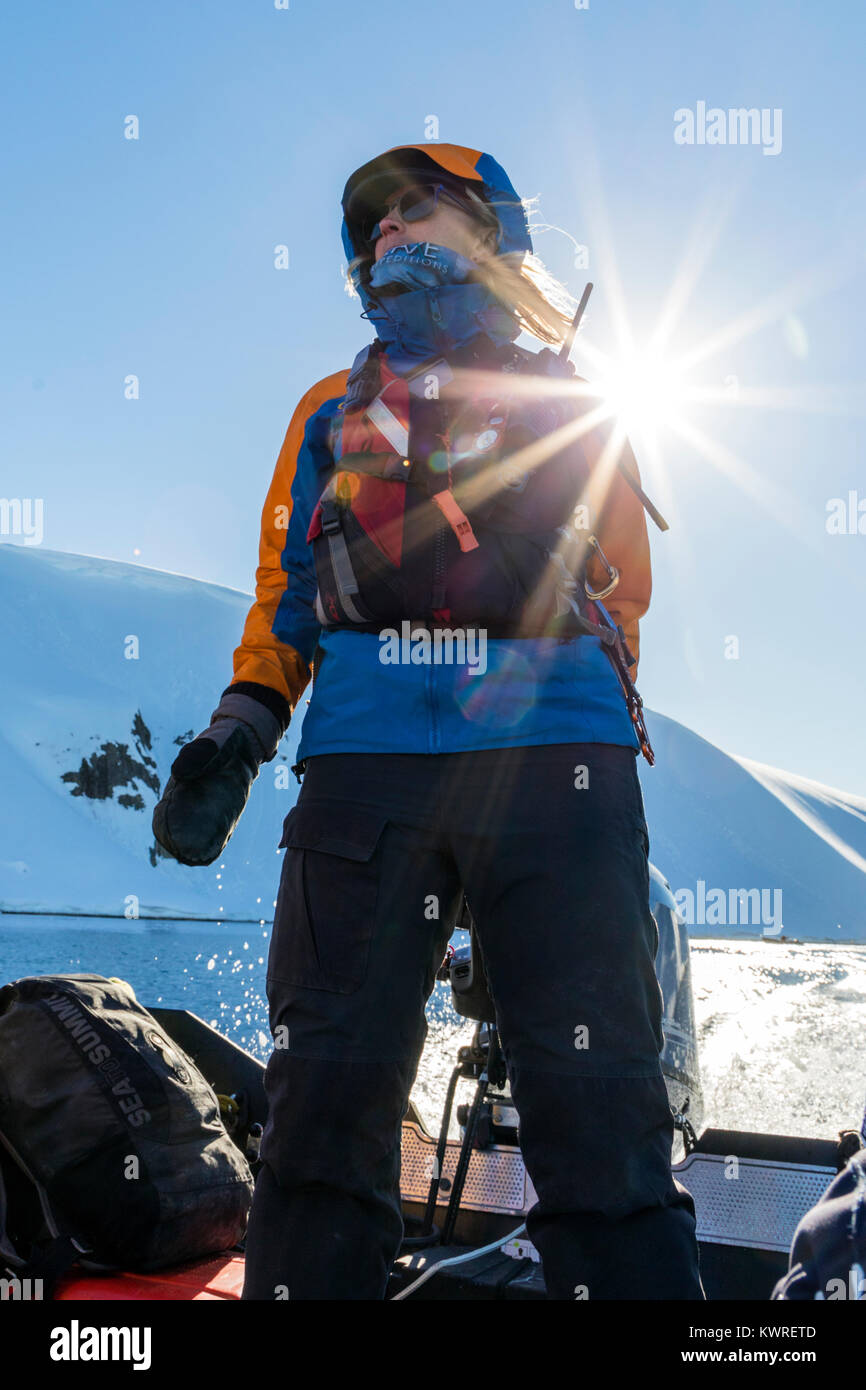 Guide naturaliste professionnel & grand lecteurs bateaux Zodiac gonflable alpinisme navette skieurs à l'Antarctique de l'océan des navires à passagers Banque D'Images