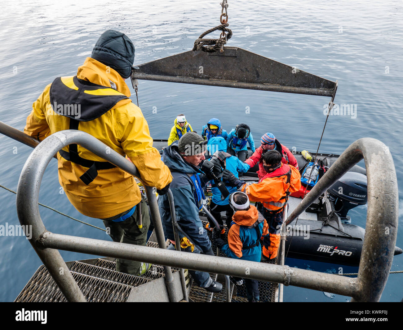 Les grands bateaux Zodiac gonflable alpinisme navette skieurs à l'Antarctique de l'aventurier de l'océan des navires à passagers ; l'île Livingston Banque D'Images