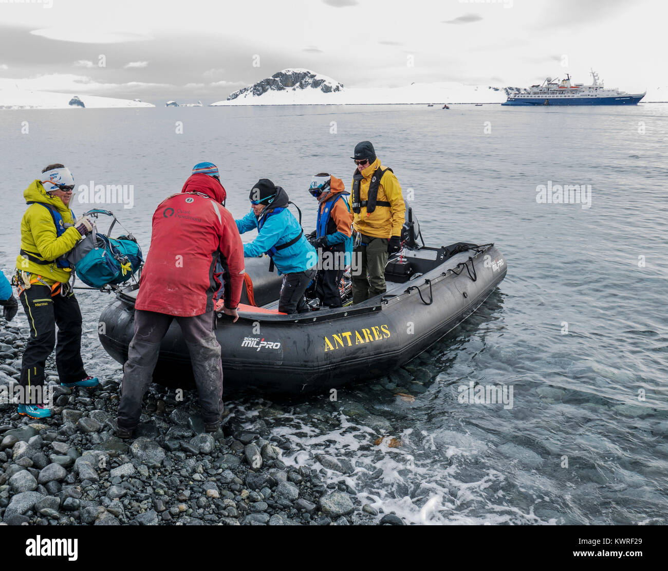Les grands bateaux Zodiac gonflable alpinisme navette skieurs à l'Antarctique de l'aventurier de l'océan des navires à passagers ; l'île Livingston Banque D'Images