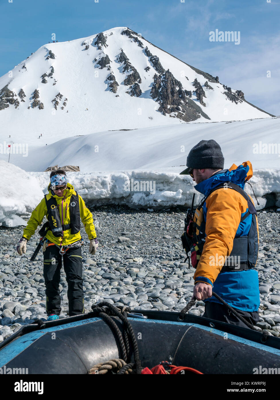 Les grands bateaux Zodiac gonflable alpinisme navette skieurs à l'Antarctique de l'océan des navires à passagers ; l'aventurier Admiralty Bay Banque D'Images