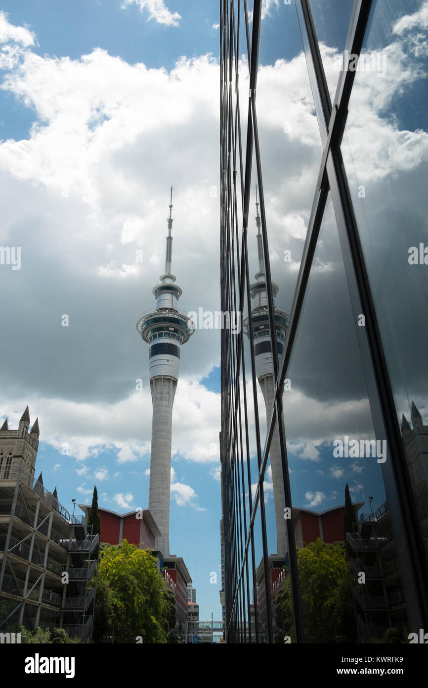 L'Auckland Sky Tower reflète dans la vitre d'un immeuble de bureaux, Nouvelle Zélande Banque D'Images