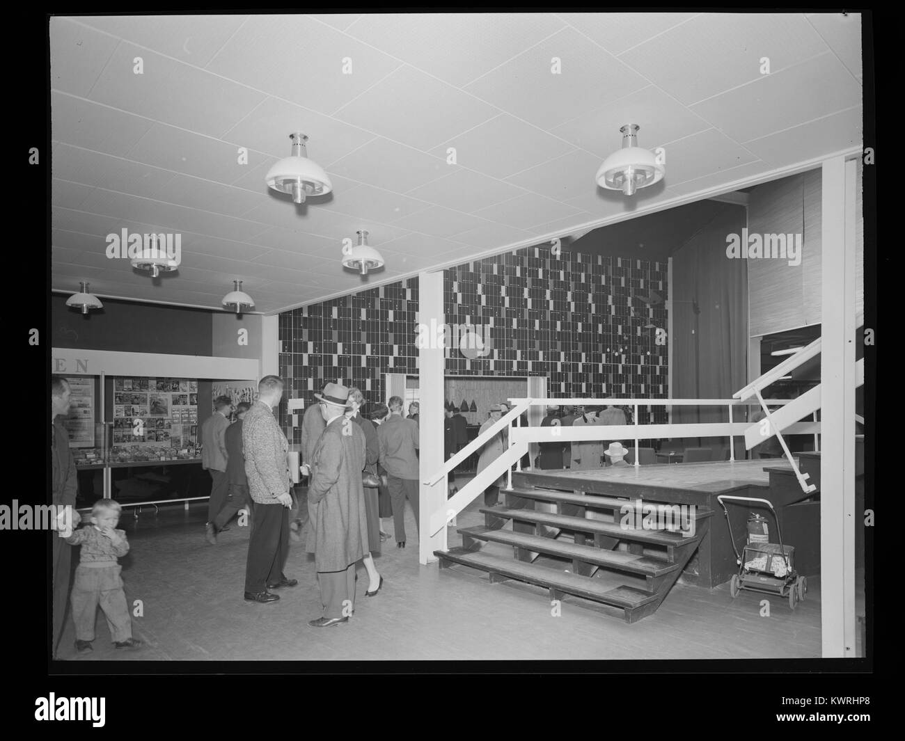 Cette photographie de l’exposition touristique « Vær vår gjest » de 2015 montre les visiteurs et les stands aménagés pour la promotion des voyages et les expositions culturelles. Banque D'Images