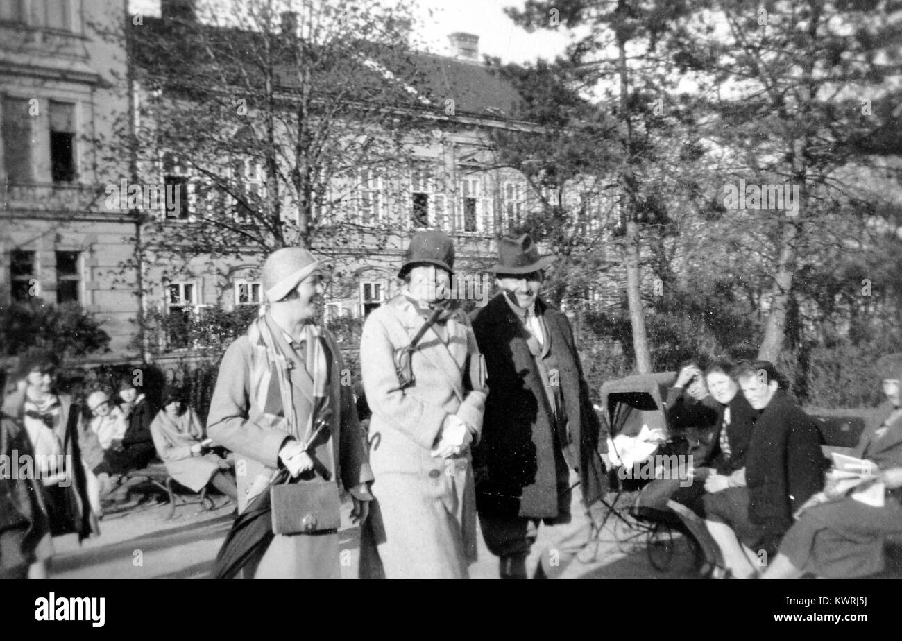 Conception architecturale d'immeubles résidentiels hongrois du début du XXe siècle, mettant en évidence l'agencement des étages et la planification structurelle aux niveaux 11, 13 et 15. La conception reflète le développement du logement urbain et les tendances architecturales de la période. Banque D'Images