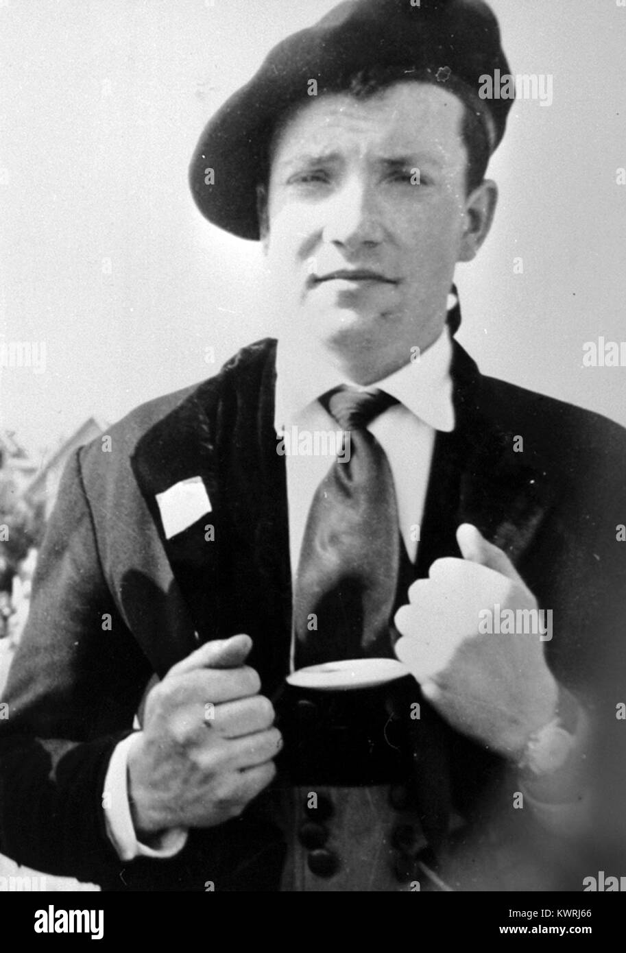 Photographie ou disque des années 1950 lié à Étienne Rivoallan, montrant un musicien jouant du bombarde, un instrument à vent breton traditionnel, représentant le patrimoine musical folklorique breton de Bretagne au milieu du XXe siècle en France. Banque D'Images