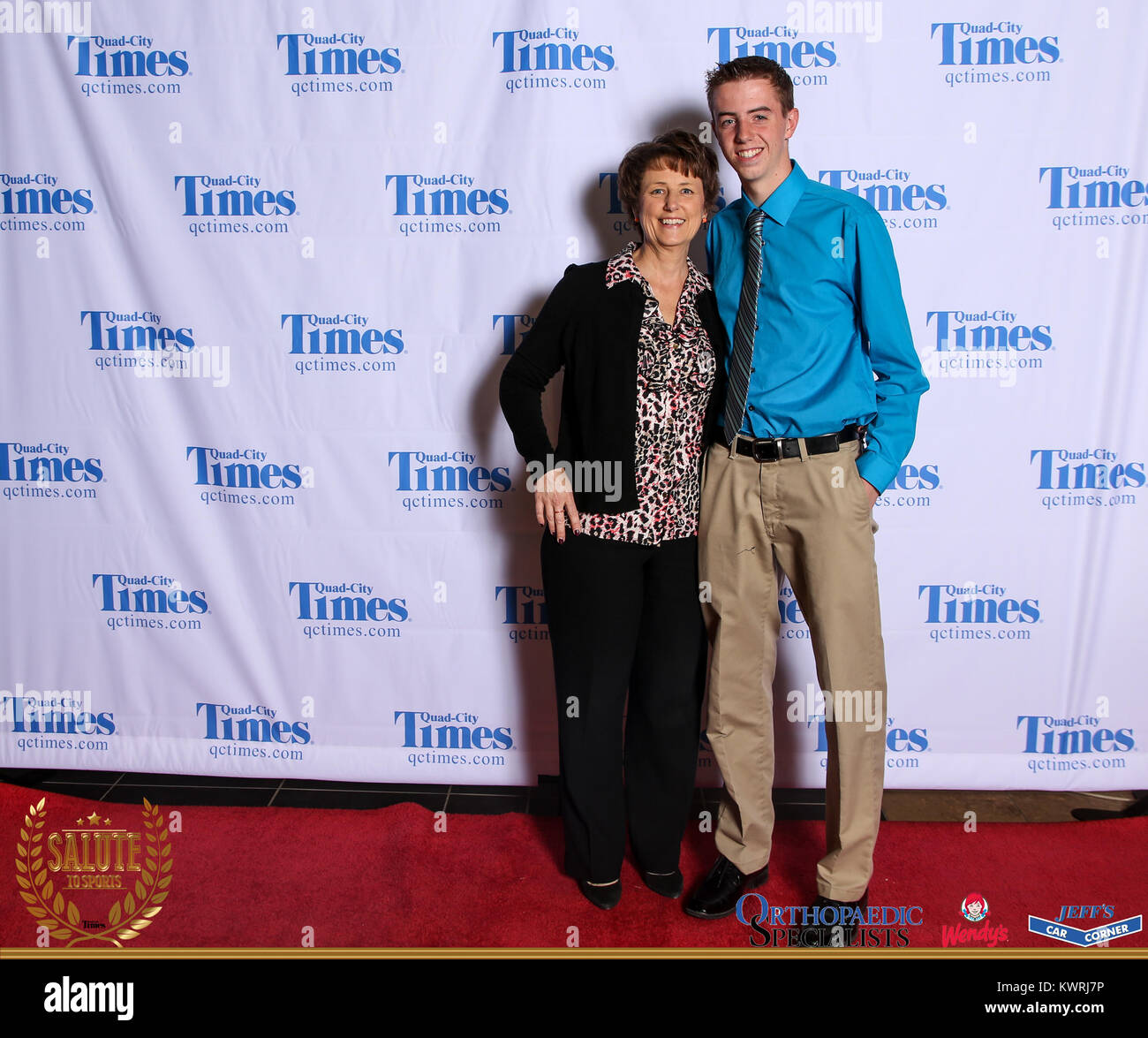 Bettendorf, Iowa, États-Unis. 3 mai, 2017. Les clients posent pour des photos sur le tapis rouge à l'Hommage aux sports à Bettendorf High School le mercredi 3 mai, 2017. Credit : Andy Abeyta, Quad-City Times/Quad-City Times/ZUMA/Alamy Fil Live News Banque D'Images