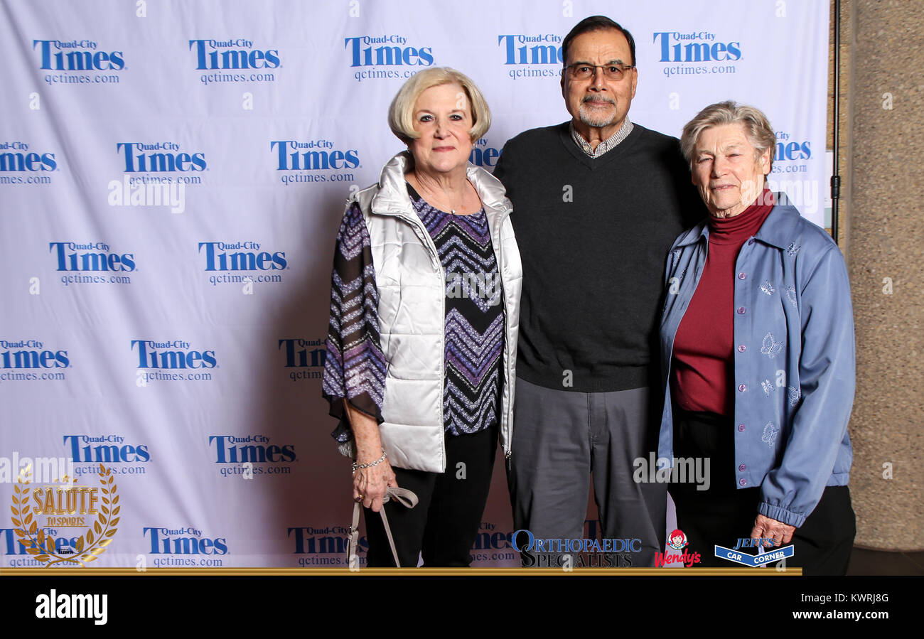 Bettendorf, Iowa, États-Unis. 3 mai, 2017. Les clients posent pour des photos sur le tapis rouge à l'Hommage aux sports à Bettendorf High School le mercredi 3 mai, 2017. Credit : Andy Abeyta, Quad-City Times/Quad-City Times/ZUMA/Alamy Fil Live News Banque D'Images