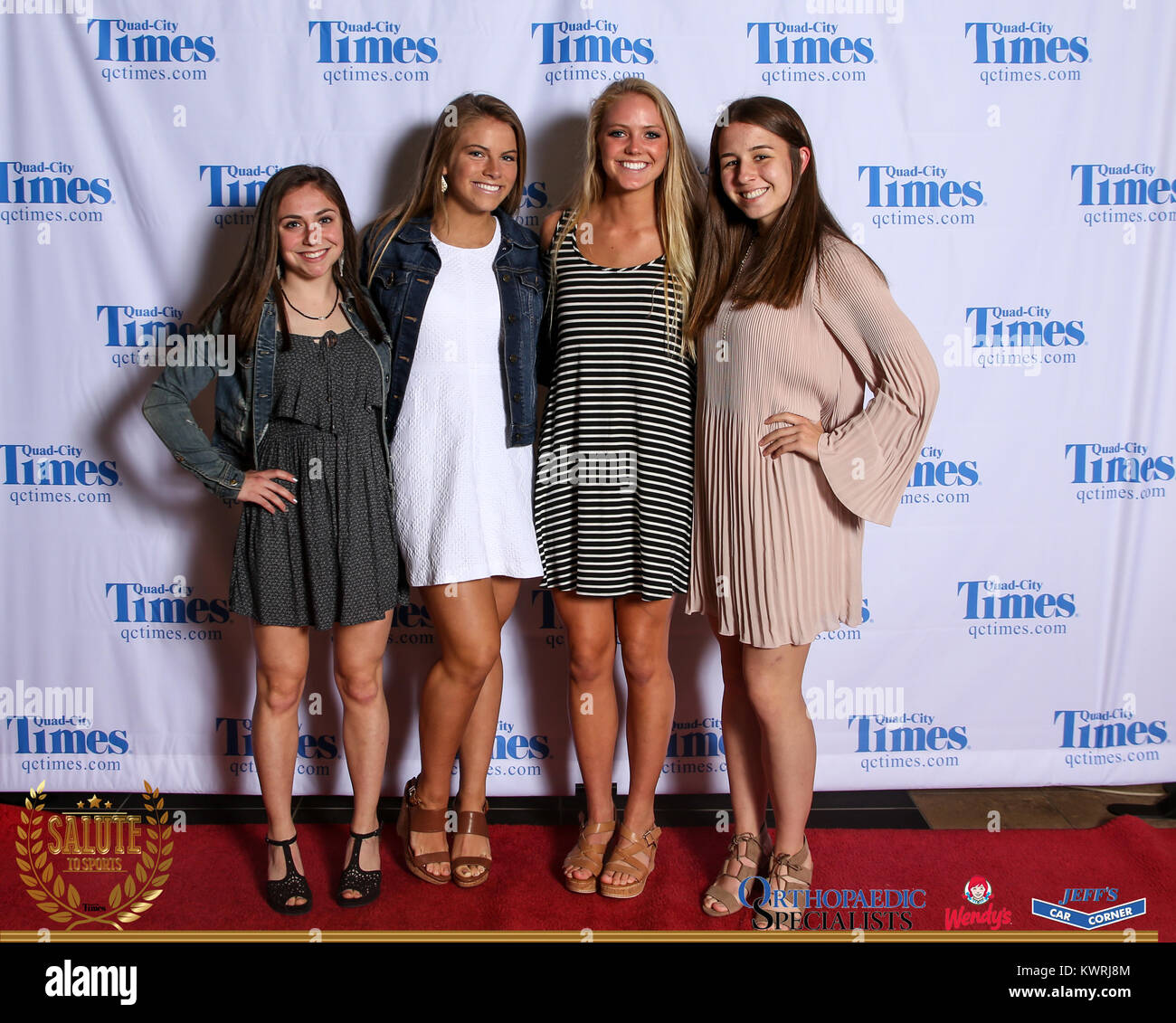 Bettendorf, Iowa, États-Unis. 3 mai, 2017. Les clients posent pour des photos sur le tapis rouge à l'Hommage aux sports à Bettendorf High School le mercredi 3 mai, 2017. Credit : Andy Abeyta, Quad-City Times/Quad-City Times/ZUMA/Alamy Fil Live News Banque D'Images