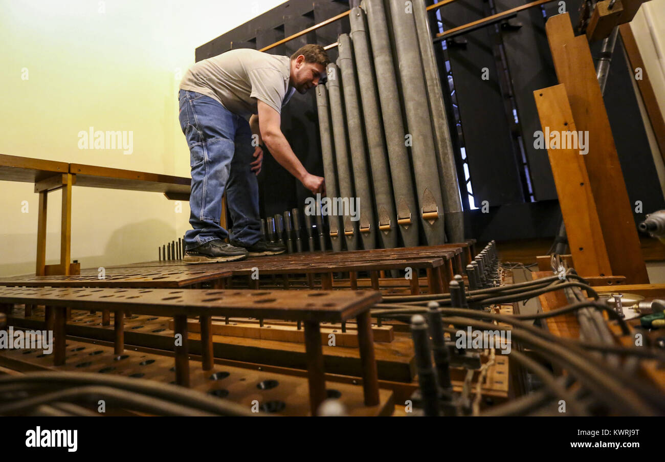 Muscatine, Iowa, États-Unis. Mar 9, 2017. Chris Levsen travaille différents tuyaux en place sur le Musser orgue au Muscatine Art Centre le Jeudi, Mars 9, 2017. Les organes sont généralement construites pour tenir dans un espace spécifique. Le Musser orgue, précisément, est contenu dans une chambre de 11 pieds par 18 avec la console du joueur séparés par un écran en bois dans le mur de la salle de musique du manoir. Credit : Andy Abeyta/Quad-City Times/ZUMA/Alamy Fil Live News Banque D'Images