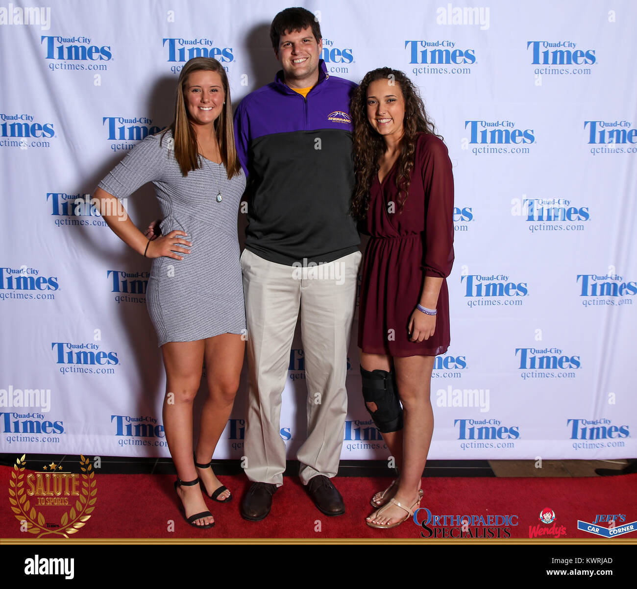 Bettendorf, Iowa, États-Unis. 3 mai, 2017. Les clients posent pour des photos sur le tapis rouge à l'Hommage aux sports à Bettendorf High School le mercredi 3 mai, 2017. Credit : Andy Abeyta, Quad-City Times/Quad-City Times/ZUMA/Alamy Fil Live News Banque D'Images