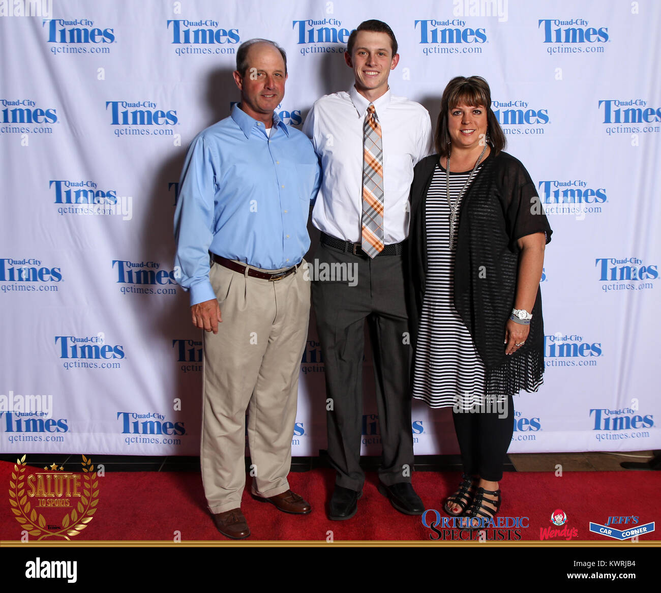 Bettendorf, Iowa, États-Unis. 3 mai, 2017. Les clients posent pour des photos sur le tapis rouge à l'Hommage aux sports à Bettendorf High School le mercredi 3 mai, 2017. Credit : Andy Abeyta, Quad-City Times/Quad-City Times/ZUMA/Alamy Fil Live News Banque D'Images