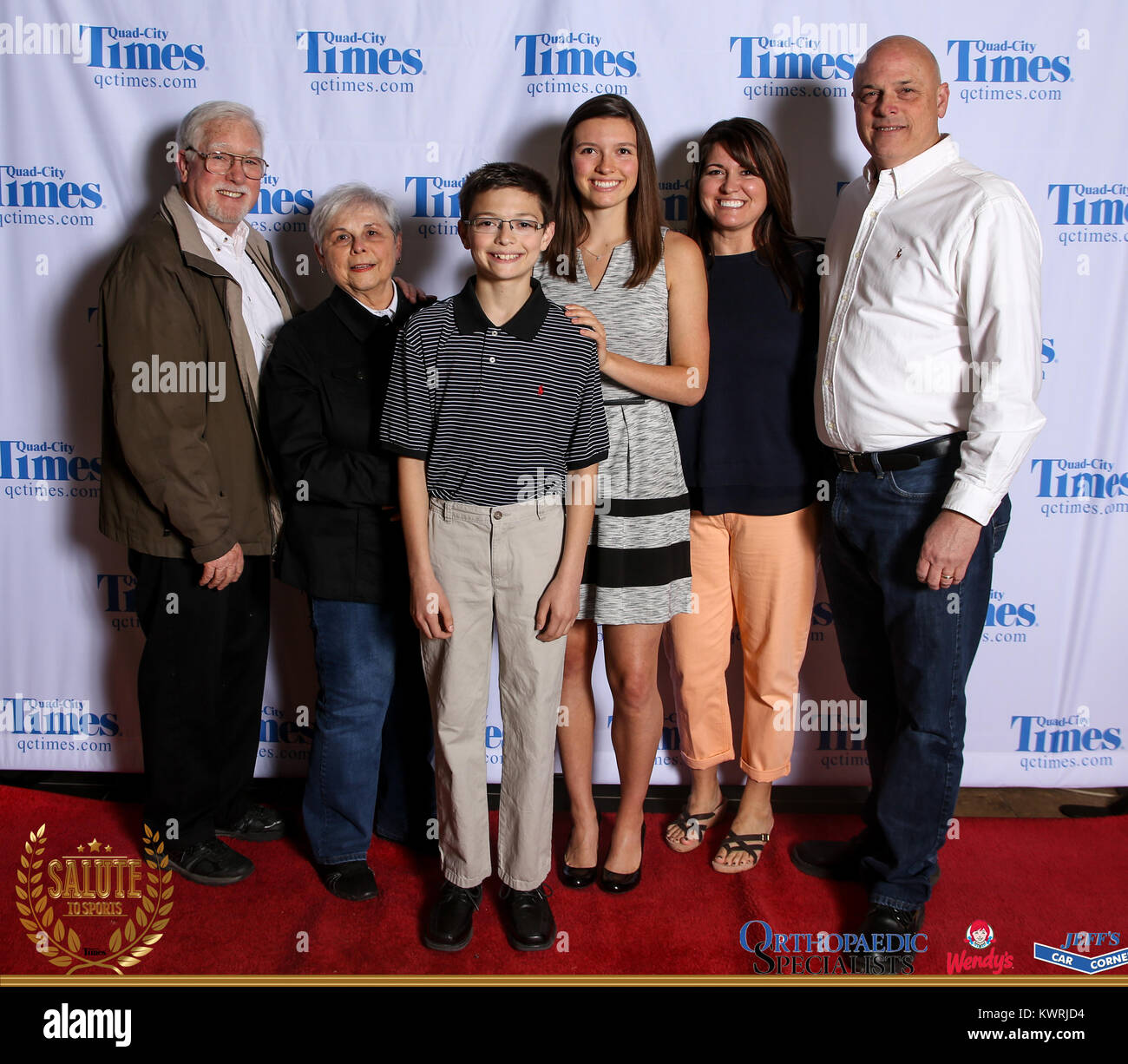 Bettendorf, Iowa, États-Unis. 3 mai, 2017. Les clients posent pour des photos sur le tapis rouge à l'Hommage aux sports à Bettendorf High School le mercredi 3 mai, 2017. Credit : Andy Abeyta, Quad-City Times/Quad-City Times/ZUMA/Alamy Fil Live News Banque D'Images