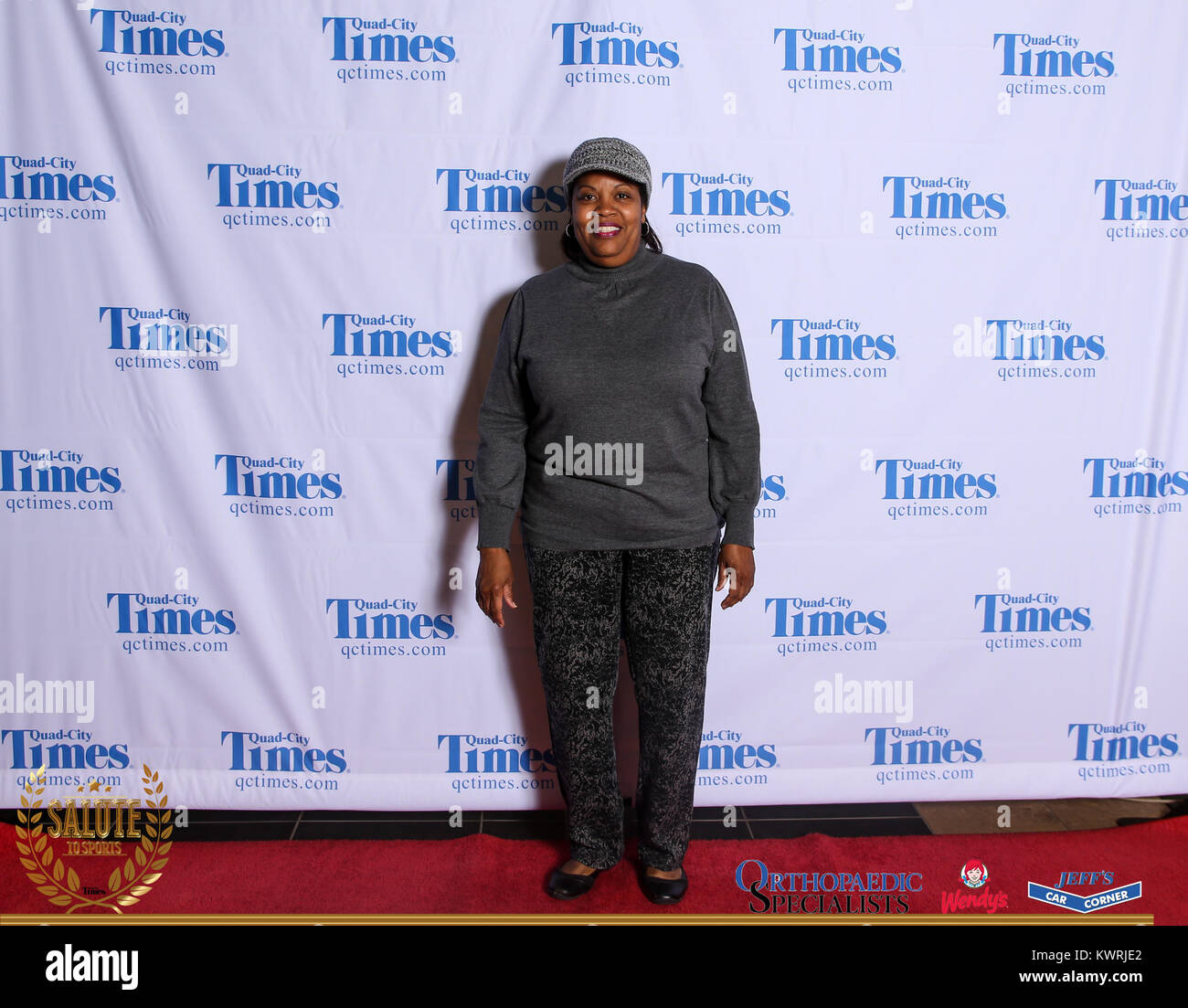 Bettendorf, Iowa, États-Unis. 3 mai, 2017. Les clients posent pour des photos sur le tapis rouge à l'Hommage aux sports à Bettendorf High School le mercredi 3 mai, 2017. Credit : Andy Abeyta, Quad-City Times/Quad-City Times/ZUMA/Alamy Fil Live News Banque D'Images
