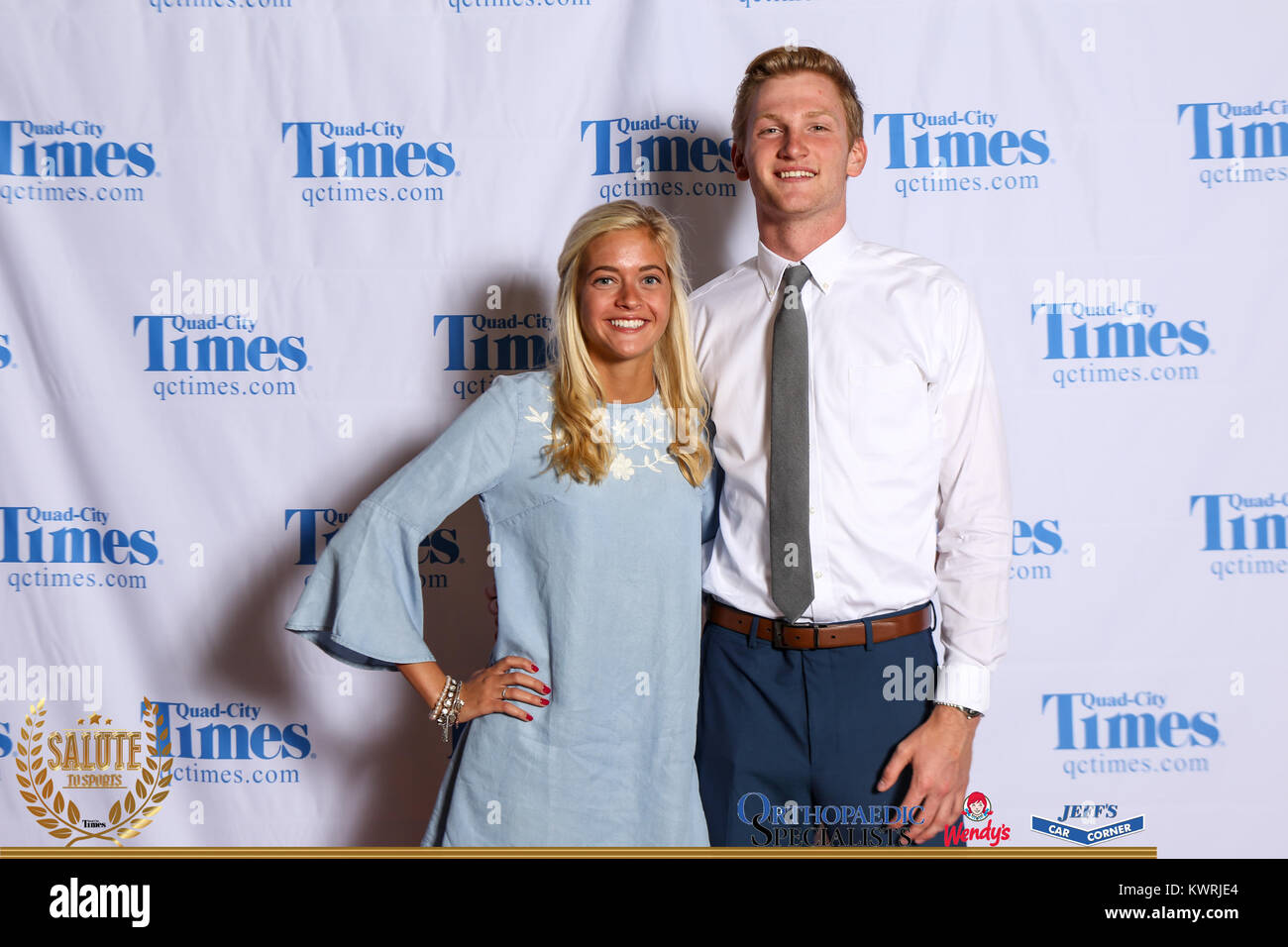 Bettendorf, Iowa, États-Unis. 3 mai, 2017. Les clients posent pour des photos sur le tapis rouge à l'Hommage aux sports à Bettendorf High School le mercredi 3 mai, 2017. Credit : Andy Abeyta, Quad-City Times/Quad-City Times/ZUMA/Alamy Fil Live News Banque D'Images