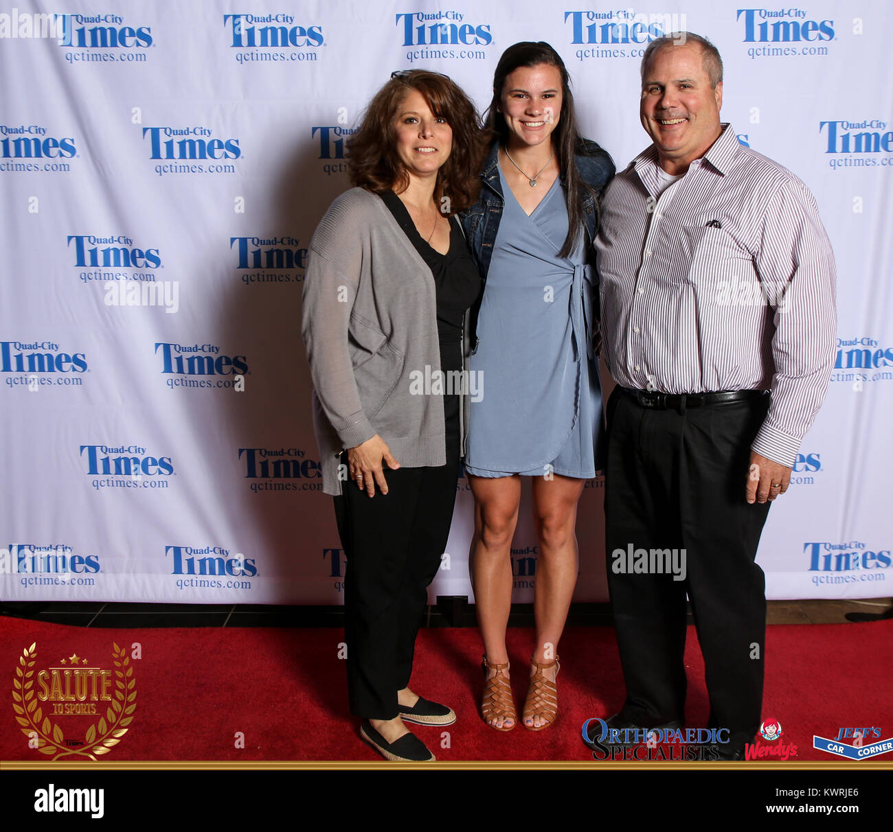 Bettendorf, Iowa, États-Unis. 3 mai, 2017. Les clients posent pour des photos sur le tapis rouge à l'Hommage aux sports à Bettendorf High School le mercredi 3 mai, 2017. Credit : Andy Abeyta, Quad-City Times/Quad-City Times/ZUMA/Alamy Fil Live News Banque D'Images