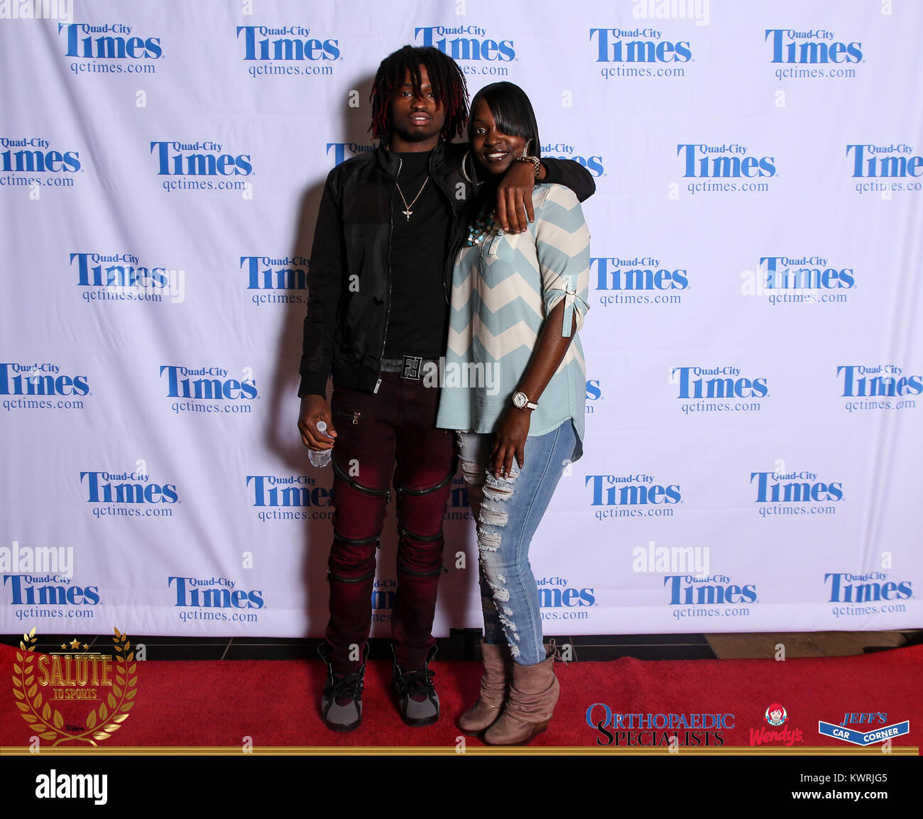 Bettendorf, Iowa, États-Unis. 3 mai, 2017. Les clients posent pour des photos sur le tapis rouge à l'Hommage aux sports à Bettendorf High School le mercredi 3 mai, 2017. Credit : Andy Abeyta, Quad-City Times/Quad-City Times/ZUMA/Alamy Fil Live News Banque D'Images