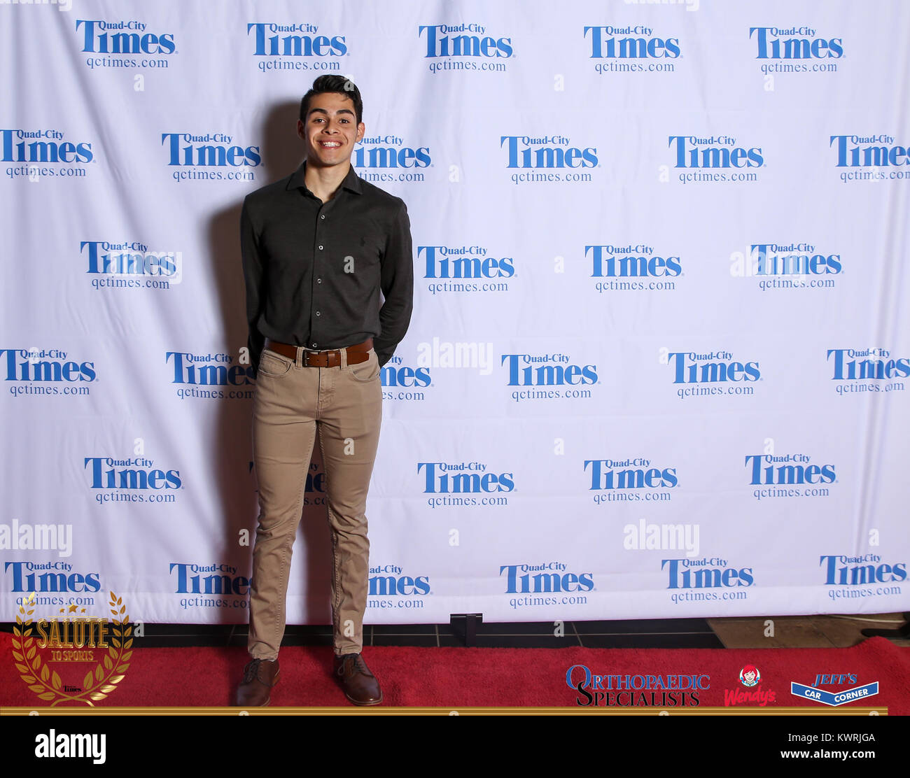 Bettendorf, Iowa, États-Unis. 3 mai, 2017. Les clients posent pour des photos sur le tapis rouge à l'Hommage aux sports à Bettendorf High School le mercredi 3 mai, 2017. Credit : Andy Abeyta, Quad-City Times/Quad-City Times/ZUMA/Alamy Fil Live News Banque D'Images