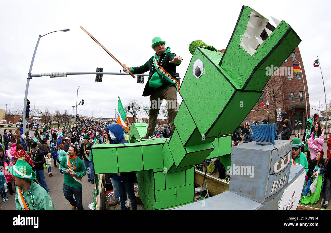 Davenport, Iowa, États-Unis. 18 Mar, 2017. Saint Georges le dragon slayer, a fait une apparition, samedi 18 mars 2017, au cours de la bi-annuelle de la Société Saint-Patrick de l'état Grand Parade comme il se déplace dans les rues de Rock Island et Davenport. Crédit : John Schultz/Quad-City Times/ZUMA/Alamy Fil Live News Banque D'Images