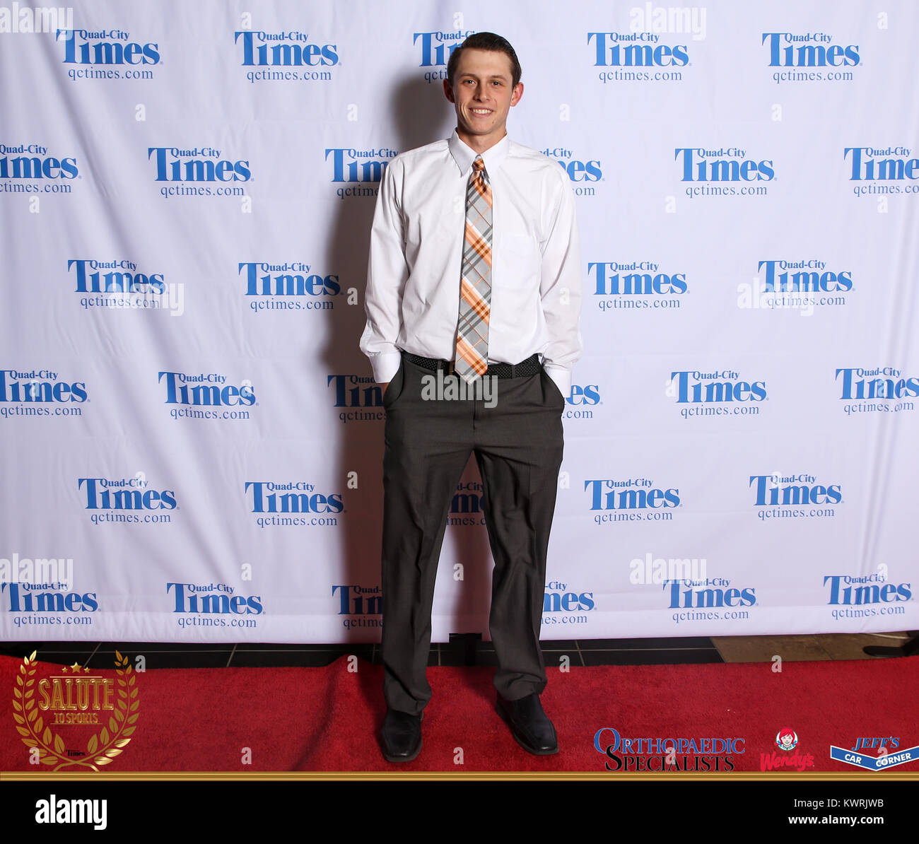 Bettendorf, Iowa, États-Unis. 3 mai, 2017. Les clients posent pour des photos sur le tapis rouge à l'Hommage aux sports à Bettendorf High School le mercredi 3 mai, 2017. Credit : Andy Abeyta, Quad-City Times/Quad-City Times/ZUMA/Alamy Fil Live News Banque D'Images