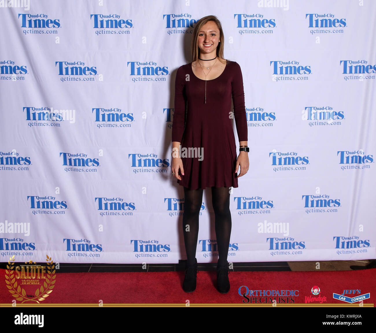 Bettendorf, Iowa, États-Unis. 3 mai, 2017. Les clients posent pour des photos sur le tapis rouge à l'Hommage aux sports à Bettendorf High School le mercredi 3 mai, 2017. Credit : Andy Abeyta, Quad-City Times/Quad-City Times/ZUMA/Alamy Fil Live News Banque D'Images