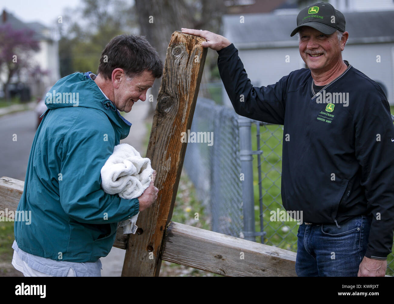 Rock Island, Iowa, États-Unis. 14 avr, 2017. Jim Fisher Rock Island, à gauche, s'apprête à aider Brad Black de Moline, droite, prendre un tour pour porter la croix le long de 12e rue à l'île aux pierres le Vendredi, Avril 14, 2017. Depuis 39 ans, Gloria Dei Presbyterian Church a organisé une marche contre la Communauté le Vendredi saint. Les individus d'une variété de groupes chrétiens de la communauté se réunissent pour les trois milles à pied, la lecture des Écritures et la prière le long du chemin. Credit : Andy Abeyta, Quad-City Times/Quad-City Times/ZUMA/Alamy Fil Live News Banque D'Images