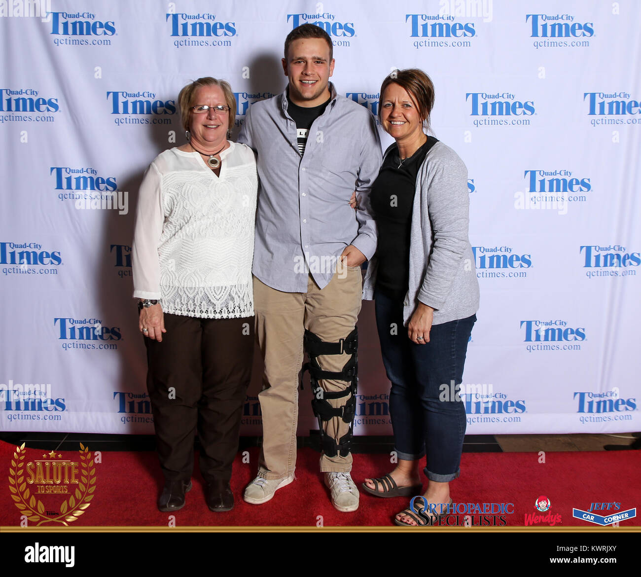 Bettendorf, Iowa, États-Unis. 3 mai, 2017. Les clients posent pour des photos sur le tapis rouge à l'Hommage aux sports à Bettendorf High School le mercredi 3 mai, 2017. Credit : Andy Abeyta, Quad-City Times/Quad-City Times/ZUMA/Alamy Fil Live News Banque D'Images