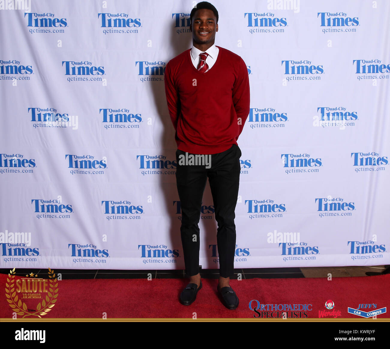 Bettendorf, Iowa, États-Unis. 3 mai, 2017. Les clients posent pour des photos sur le tapis rouge à l'Hommage aux sports à Bettendorf High School le mercredi 3 mai, 2017. Credit : Andy Abeyta, Quad-City Times/Quad-City Times/ZUMA/Alamy Fil Live News Banque D'Images