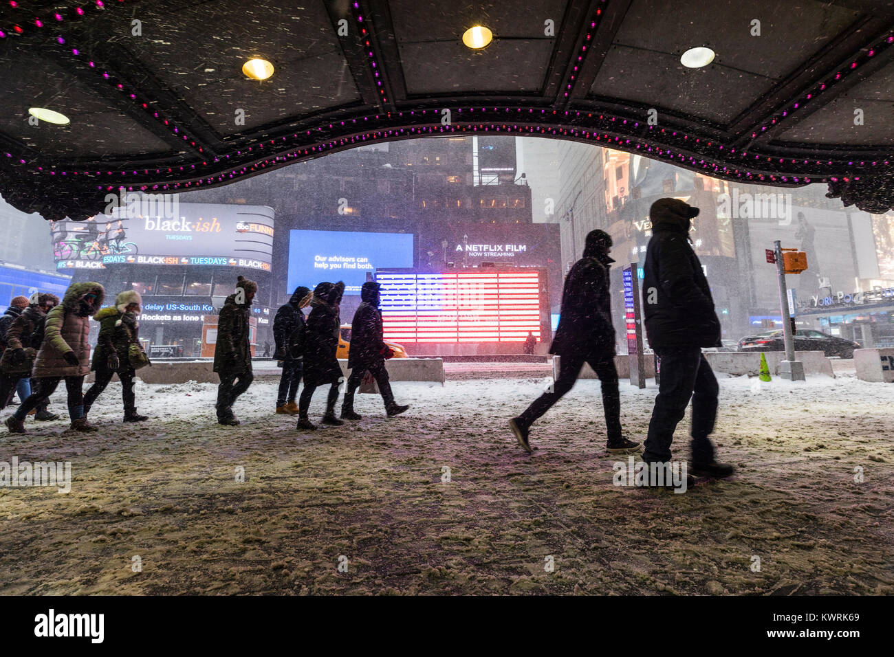 New York, USA. 4 janvier, 2018. Les fortes chutes de neige sur Times Square à New York, le jeudi 4 janvier 2018 ; Crédit : Nino/Marcutti Alamy Live News Banque D'Images