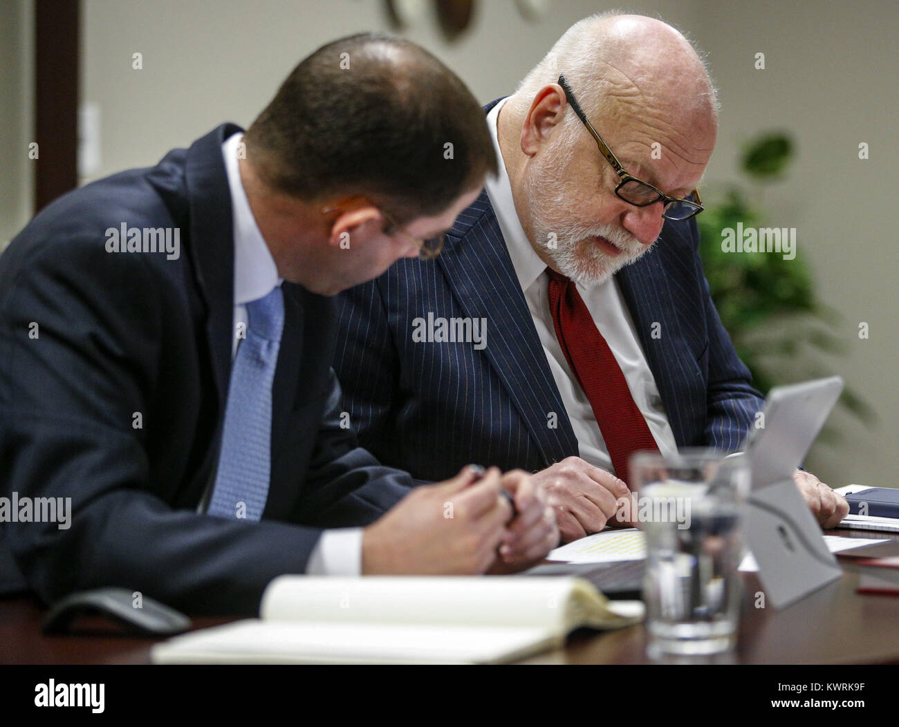 Moline, Iowa, États-Unis. 1er février, 2017. Fondateur Marty Kurtz, droite, s'assoit avec le président Eric Kies pour se préparer à une réunion à l'échelle de l'entreprise Centre de planification à Moline le Mercredi, Février 1, 2017. Le Centre de planification est une entreprise de planification financière visant à aider les gens à planifier leur avenir financier. Credit : Andy Abeyta/Quad-City Times/ZUMA/Alamy Fil Live News Banque D'Images