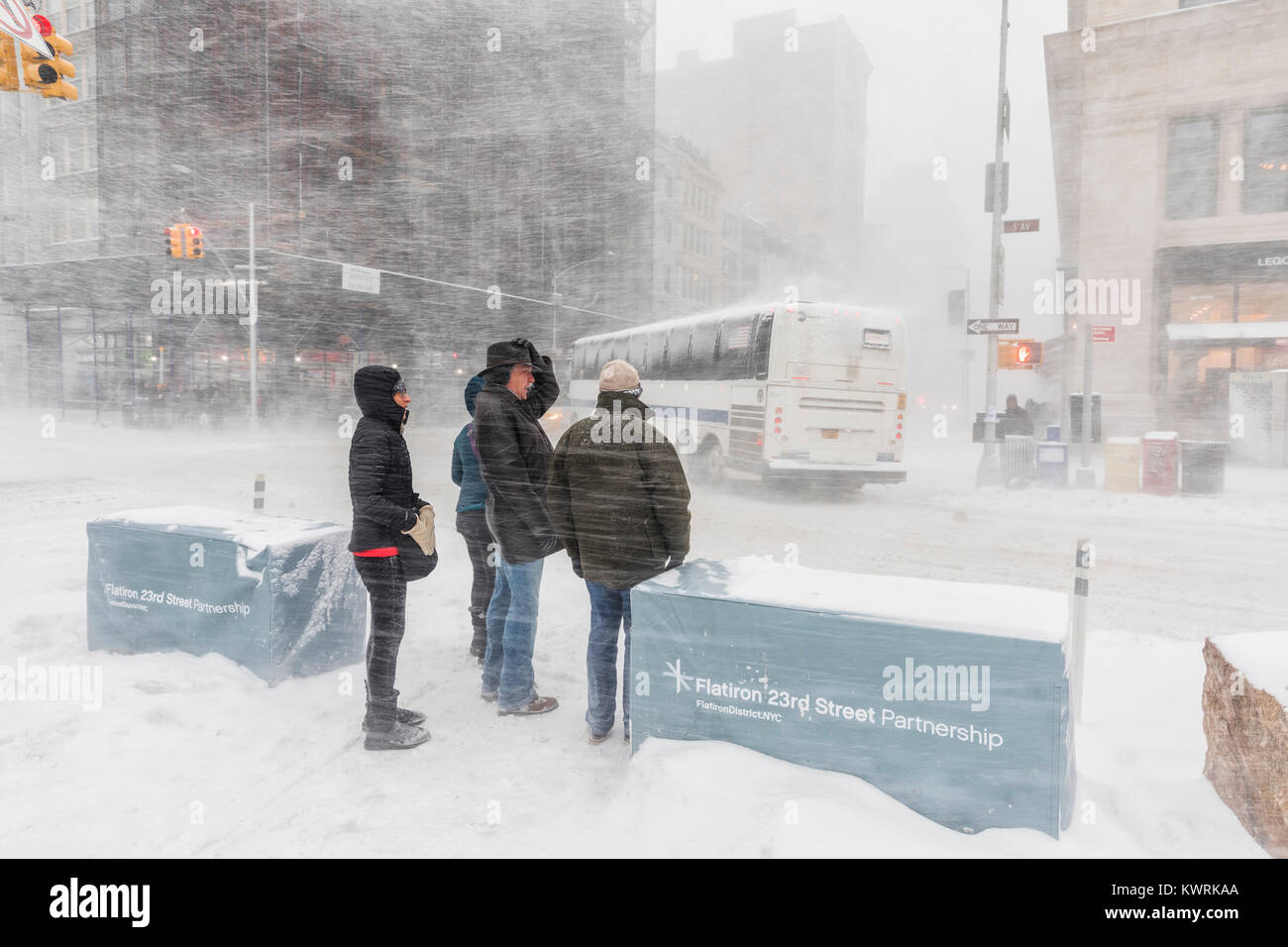 New York, USA. 4 janvier, 2018. Les fortes chutes de neige dans la ville de New York ; des gens qui attendent pour traverser la rue à heawy de neige et vent très fort près de Flatyron s'appuyant sur la 5e avenue et Broadway, jeudi 4 janvier 2018 Credit : Nino Marcutti/Alamy Live News Banque D'Images