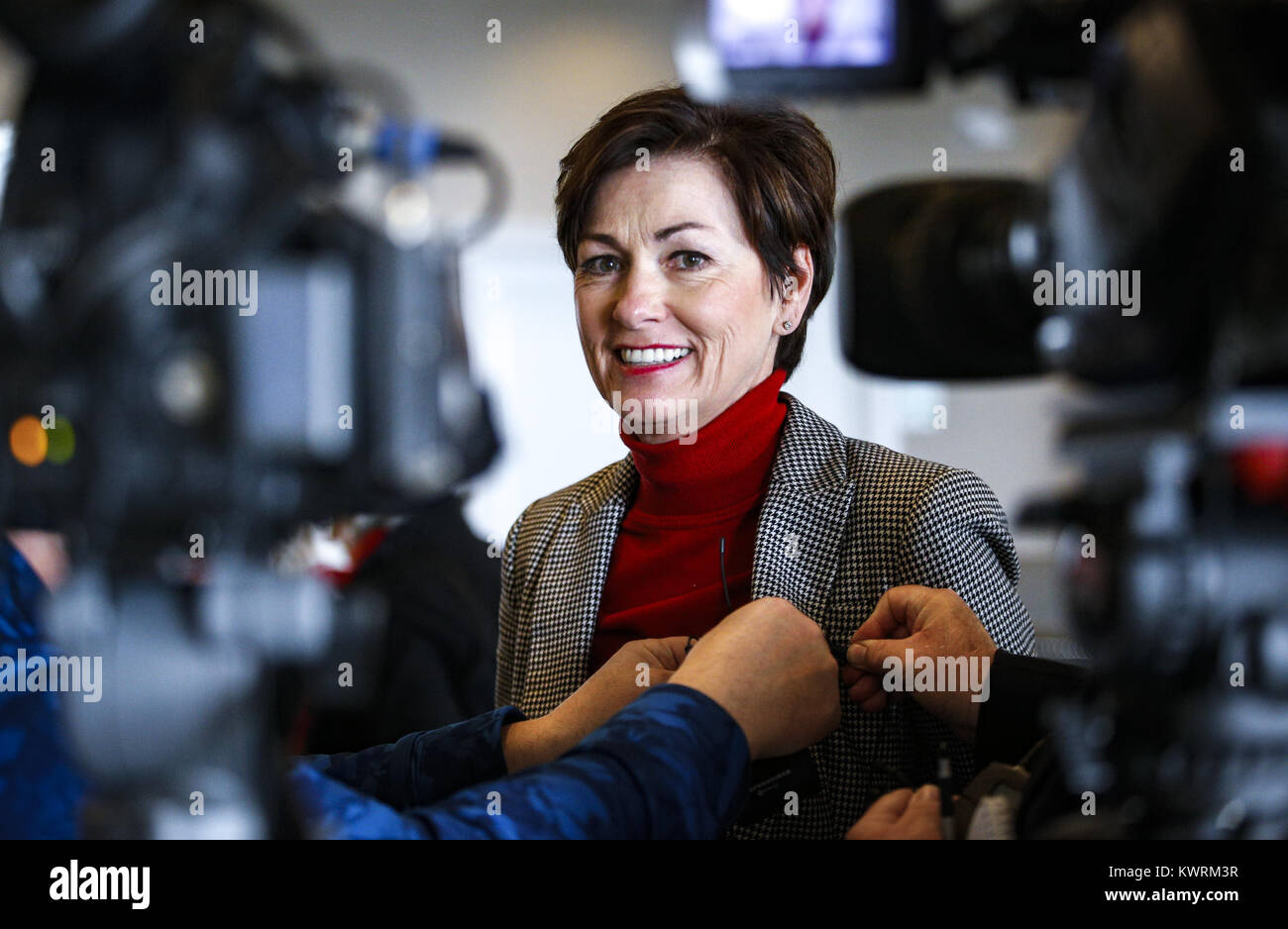 Davenport, Iowa, États-Unis. 26 janvier, 2017. Le lieutenant gouverneur Kim Reynolds est interviewé par les médias locaux au cours d'une conférence de presse à l'hôtel Holiday Inn et Suites Ballroom à Davenport le Jeudi, Janvier 26, 2017. Le lieutenant gouverneur Reynolds a été l'intervenant à la Scott County Club Lincoln du parti républicain d'initiés politiques. En tant que Gouverneur Terry Branstad a offert l'Ambassadeur de Chine, le lieutenant-gouverneur Reynolds va bientôt devenir la première femme gouverneur de l'Iowa. Credit : Andy Abeyta/Quad-City Times/ZUMA/Alamy Fil Live News Banque D'Images