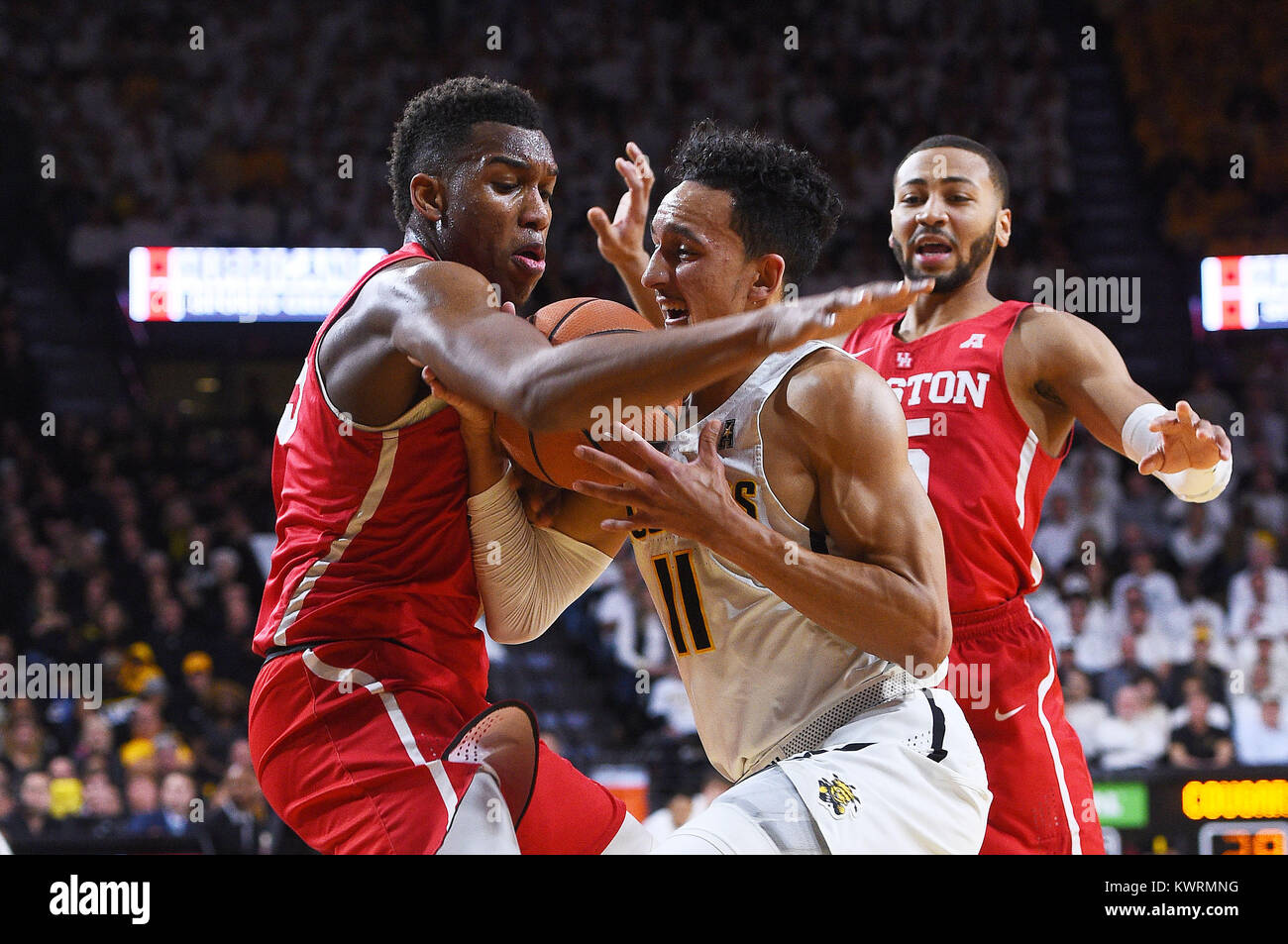 Wichita, Kansas, États-Unis. 4 janvier, 2018. Wichita State Shockers Shamet garde Landry (11) est souillée par les Cougars de Houston l'avant Fabian White Jr. (35) sur un lecteur au panier pendant le match de basket-ball de NCAA entre les Cougars de Houston et le Wichita State Shockers à Charles Koch Arena de Wichita, Kansas. Kendall Shaw/CSM/Alamy Live News Banque D'Images