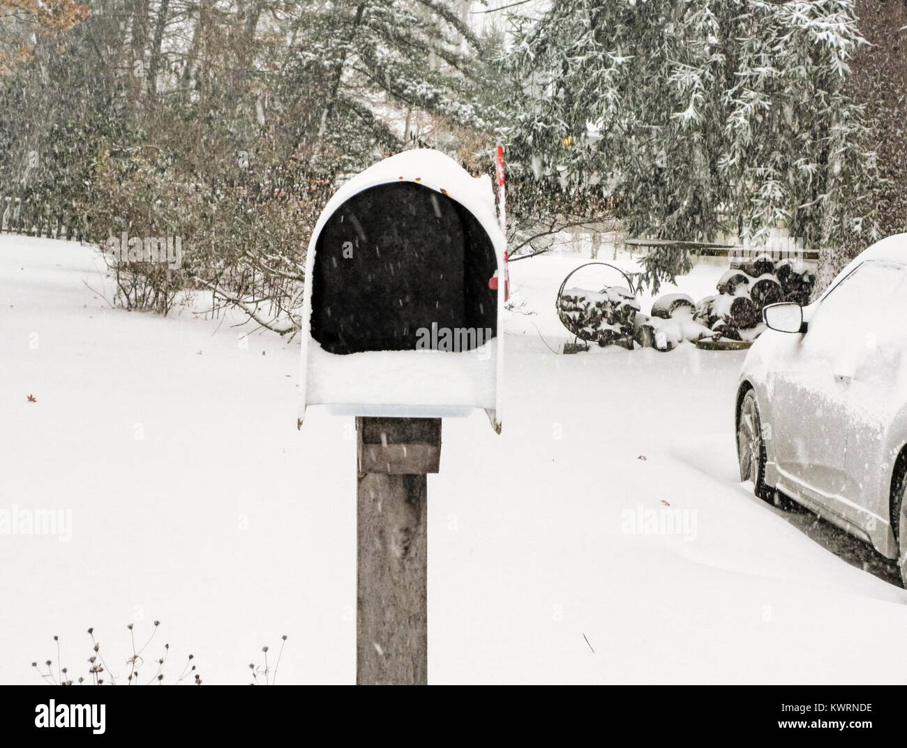 Chappaqua, NY, USA. 4 janvier, 2018. "Ni la neige ni la pluie, ni la chaleur ni ténèbres de nuit ces messagers de l'achèvement rapide de leurs tours nommé", bien mis en granit sur l'entrée de New York City's main Post Office, qu'il n'est que la devise non officielle de l'US Postal Service, par leur historien. La livraison du courrier de la neige suspendue dans certaines banlieues de New York aujourd'hui. Citer les guerres perses par Hérodote fait référence à la montée des Perses qui ont livré les courriers postaux mail pendant la guerre avec la Grèce en 500-449 av. crédit : 2018 Marianne Campolongo/Alamy Live News Banque D'Images