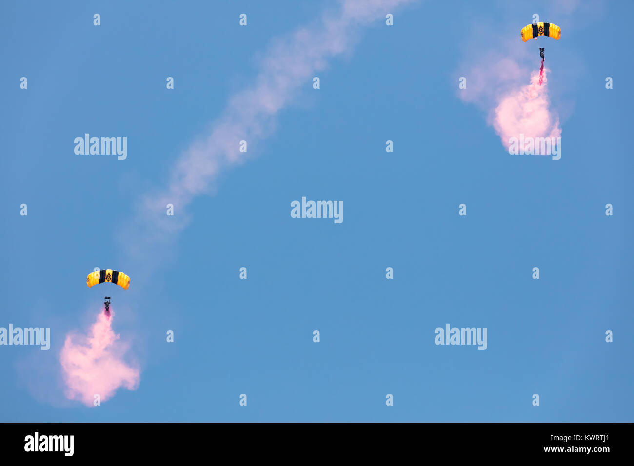 USA, Chicago - 19 août : plongées ciel l'Équipe de parachutistes de l'armée américaine Golden Knights effectuer à Chicago Air et l'eau le 19 août 2017 Banque D'Images