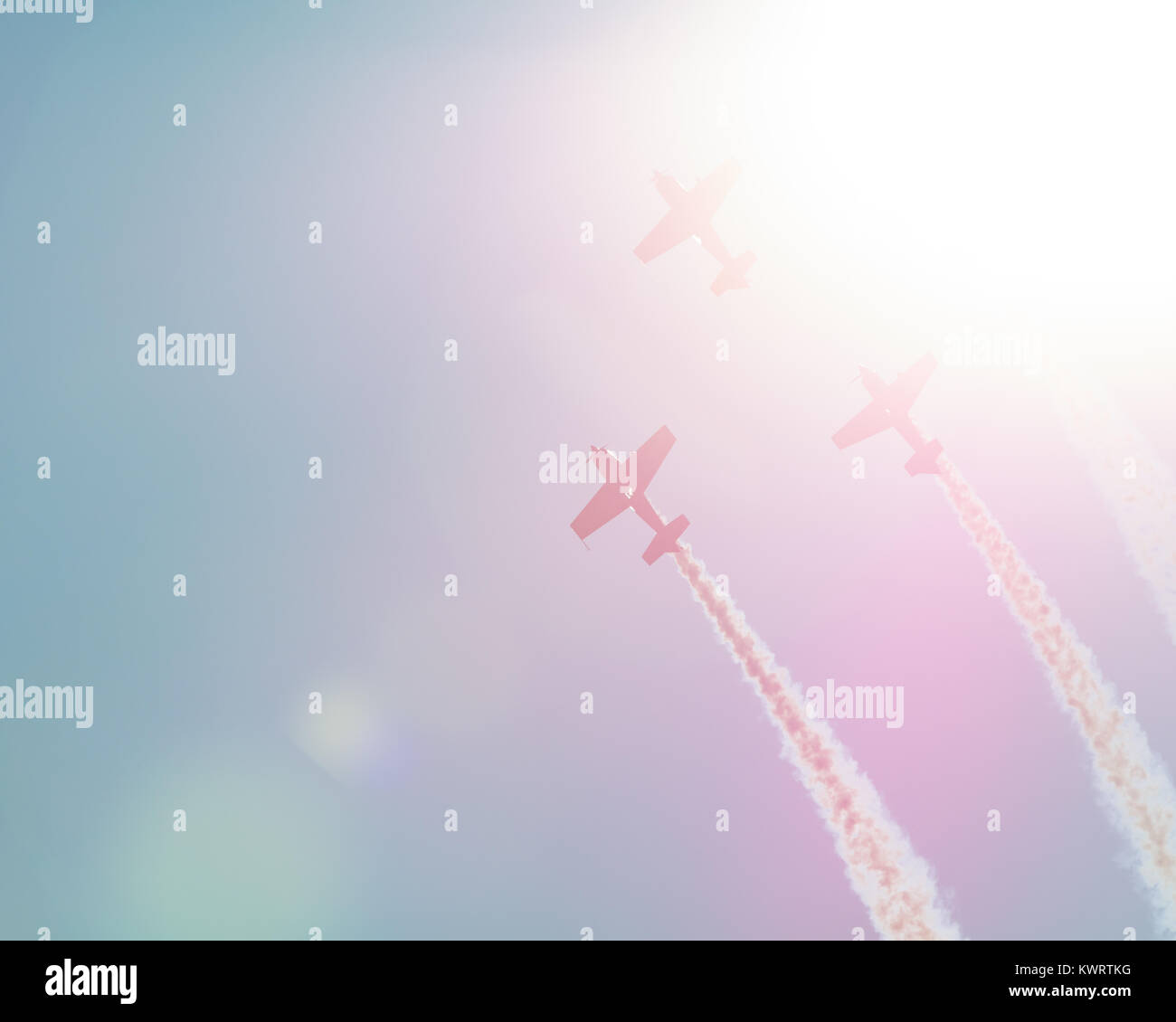 Vol synchrone dans les faisceaux du soleil sur l'air des avions mousseux parade festive Banque D'Images Vol synchrone dans les faisceaux du soleil sur l'air des avions mousseux parade festive Banque D'Images