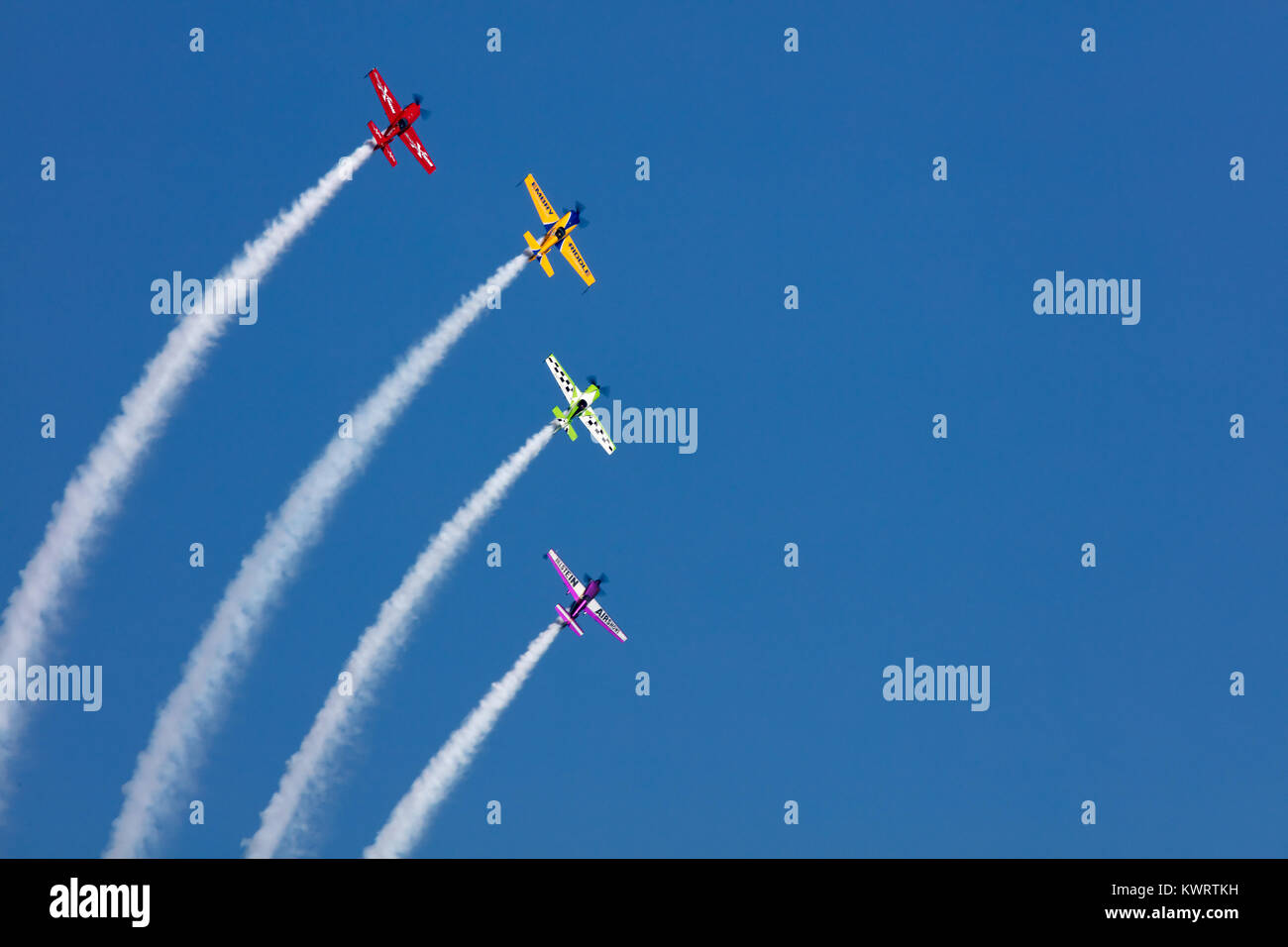 USA, Chicago - 19 août : Matt Chapman conduire avec l'Extra 330LX à Chicago montrent l'air et de l'eau, de fumée, de suivre les avions volant à haute altitude, le 19 août 2017 Banque D'Images