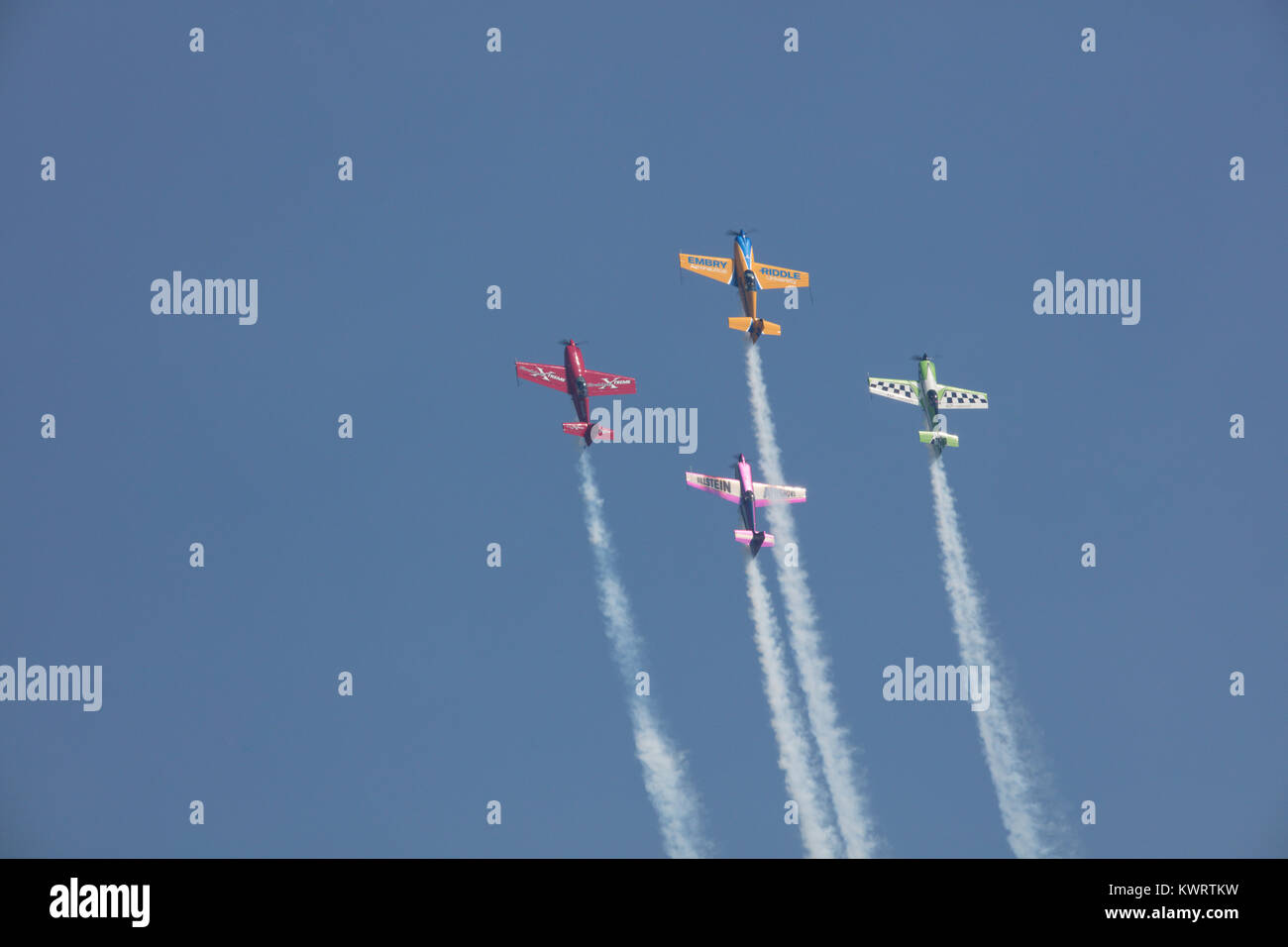 USA, Chicago - 19 août : Matt Chapman conduire avec l'Extra 330LX à Chicago montrent l'air et de l'eau, de fumée, de suivre les avions volant à haute altitude, le 19 août 2017 Banque D'Images