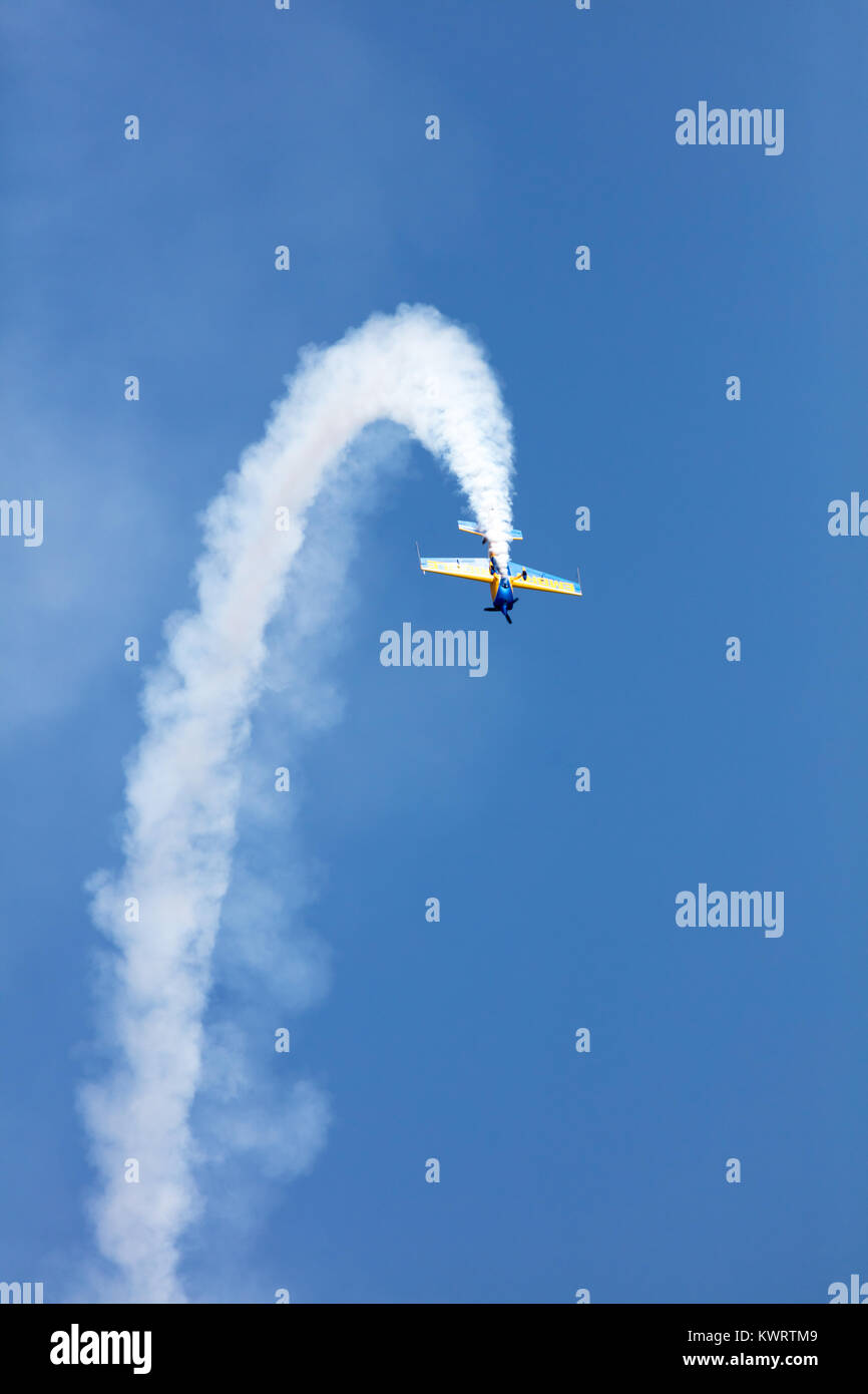 USA, Chicago - 19 août : Matt Chapman d'effectuer avec l'Extra 330LX à Chicago montrent l'air et de l'eau, de fumée, de suivre les avions volant à haute altitude, le 19 août 2017 Banque D'Images