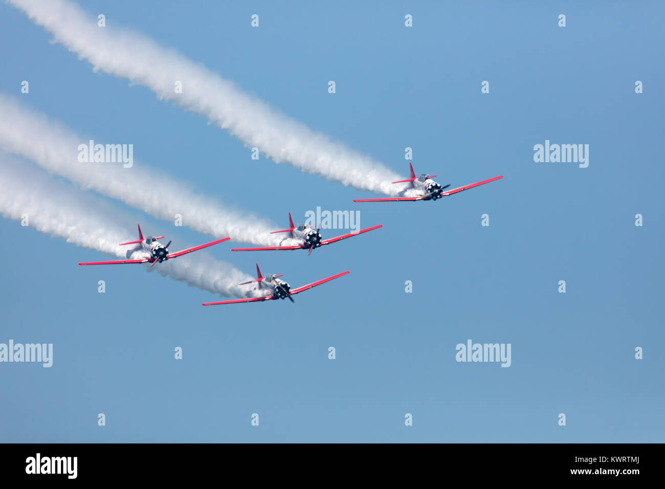 USA, Chicago - 19 août : l'AEROSHELL T-6 Aerobatic Team performing at Chicago Air et Water Show, avec de la fumée pour suivre les avions volant à haute altitude, le 19 août 2017 Banque D'Images