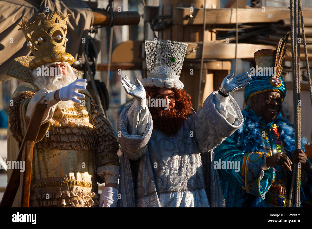 Barcelone, Espagne. 5 déc, 2018. Les trois sages arrivent par bateau au port de Barcelone où ils sont reçus par le maire de Barcelone et des milliers d'enfants le jour avant l'Epiphanie. La parade symbolise l'arrivée des Rois Mages à Bethléem après la naissance de Jésus, marquée en Espagne et de nombreux pays d'Amérique latine l'Epiphanie est le jour où les cadeaux sont échangés. Crédit : Charlie Perez/Alamy Live News Banque D'Images