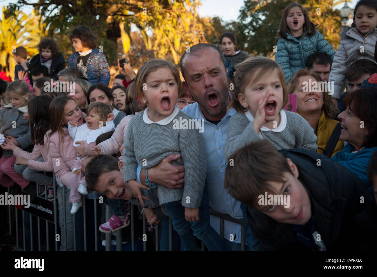 Barcelone, Espagne. 5 déc, 2018. Des milliers d'enfants attendent l'arrivée des sages pour leur donner leur souhait de lettres dans la main. La parade symbolise l'arrivée des Rois Mages à Bethléem après la naissance de Jésus, marquée en Espagne et de nombreux pays d'Amérique latine l'Epiphanie est le jour où les cadeaux sont échangés. Crédit : Charlie Perez/Alamy Live News Banque D'Images