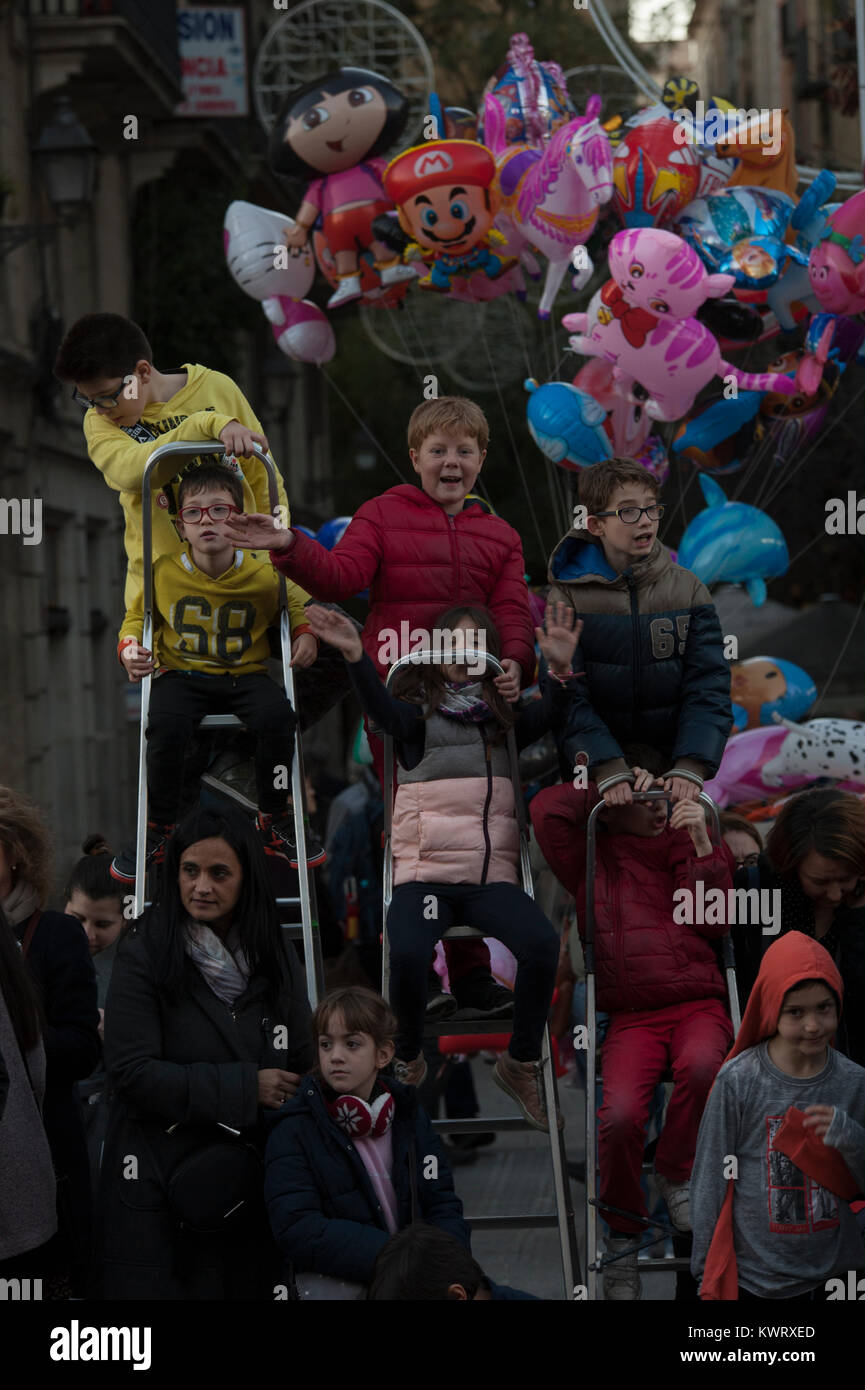 Barcelone, Espagne. 5 déc, 2018. Des milliers d'enfants attendent l'arrivée des sages a grimpé quelques marches pour les voir sans problèmes. La parade symbolise l'arrivée des Rois Mages à Bethléem après la naissance de Jésus, marquée en Espagne et de nombreux pays d'Amérique latine l'Epiphanie est le jour où les cadeaux sont échangés. Crédit : Charlie Perez/Alamy Live News Banque D'Images