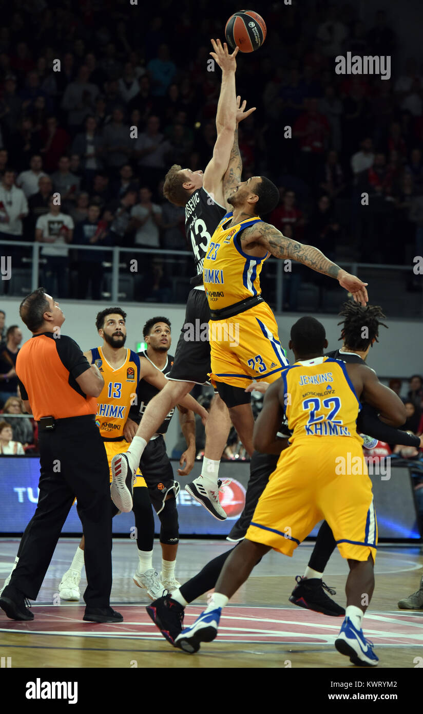 Deutschland, Bamberg, Brose Arena, 05.01.2018, Basketball - Euroleague - Brose Bamberg vs Khimki Moscow Region - Bild : c. lk. Anthony Gill (Khimki Moscow, # 13), Augustine Rubit (Brose Bamberg, # 21), Leon (Radoševic Brose Bamberg, # 43), Malcolm Thomas (Khimki Moscow, # 23), Daniel Hackett (Brose Bamberg, # 0), Charles Jenkins (Khimki Moscow, # 22). Tip-off. Foto : HMB Media / Ryan Evans Banque D'Images