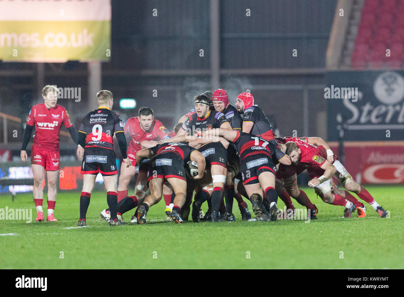 Parc y Scarlets, Llanelli, Wales, UK. Vendredi 5 janvier 2018. Les Dragons maul dans le Guinness Pro14 correspondance entre les Scarlets et Newport Gwent Dragons. Banque D'Images