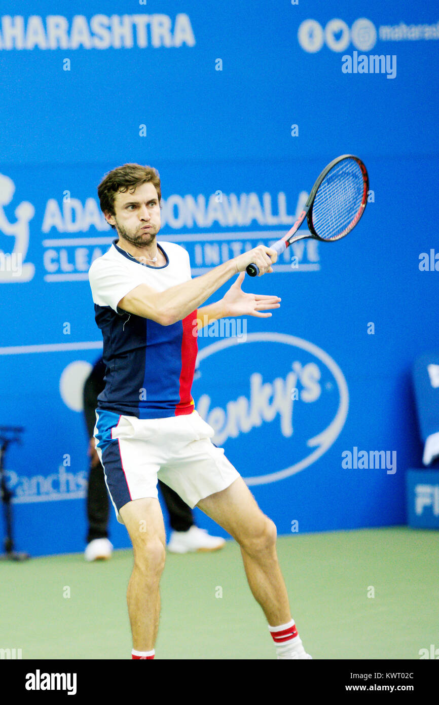 Pune, Inde. 5 janvier 2018. Gilles Simon de la France en action dans une demi-finale à l'Open de Tata Maharashtra tournoi au Mahalunge Balewadi Tennis Stadium à Pune, en Inde. Credit : Karunesh Johri/Alamy Live News. Banque D'Images