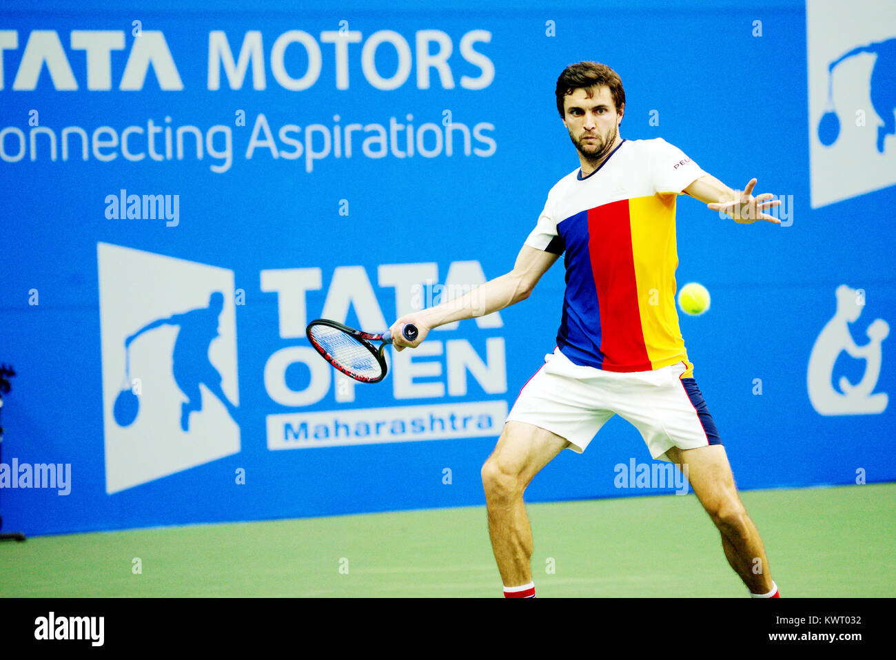 Pune, Inde. 5 janvier 2018. Gilles Simon de la France en action dans une demi-finale à l'Open de Tata Maharashtra tournoi au Mahalunge Balewadi Tennis Stadium à Pune, en Inde. Credit : Karunesh Johri/Alamy Live News. Banque D'Images