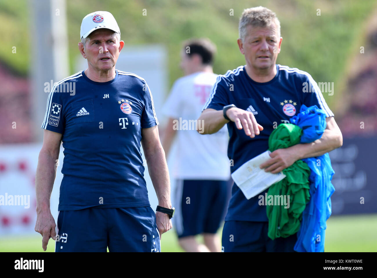 Doha, Qatar. 5Th Jan, 2018. Bayern Munich's head coach Jupp Heynckes (L) prend part à une session de formation au cours de l'hiver de l'équipe de camp d'entraînement à l'Aspire Academy of Sports Excellence à Doha, Qatar, le 5 janvier 2018. Credit : Nikku/Xinhua/Alamy Live News Banque D'Images